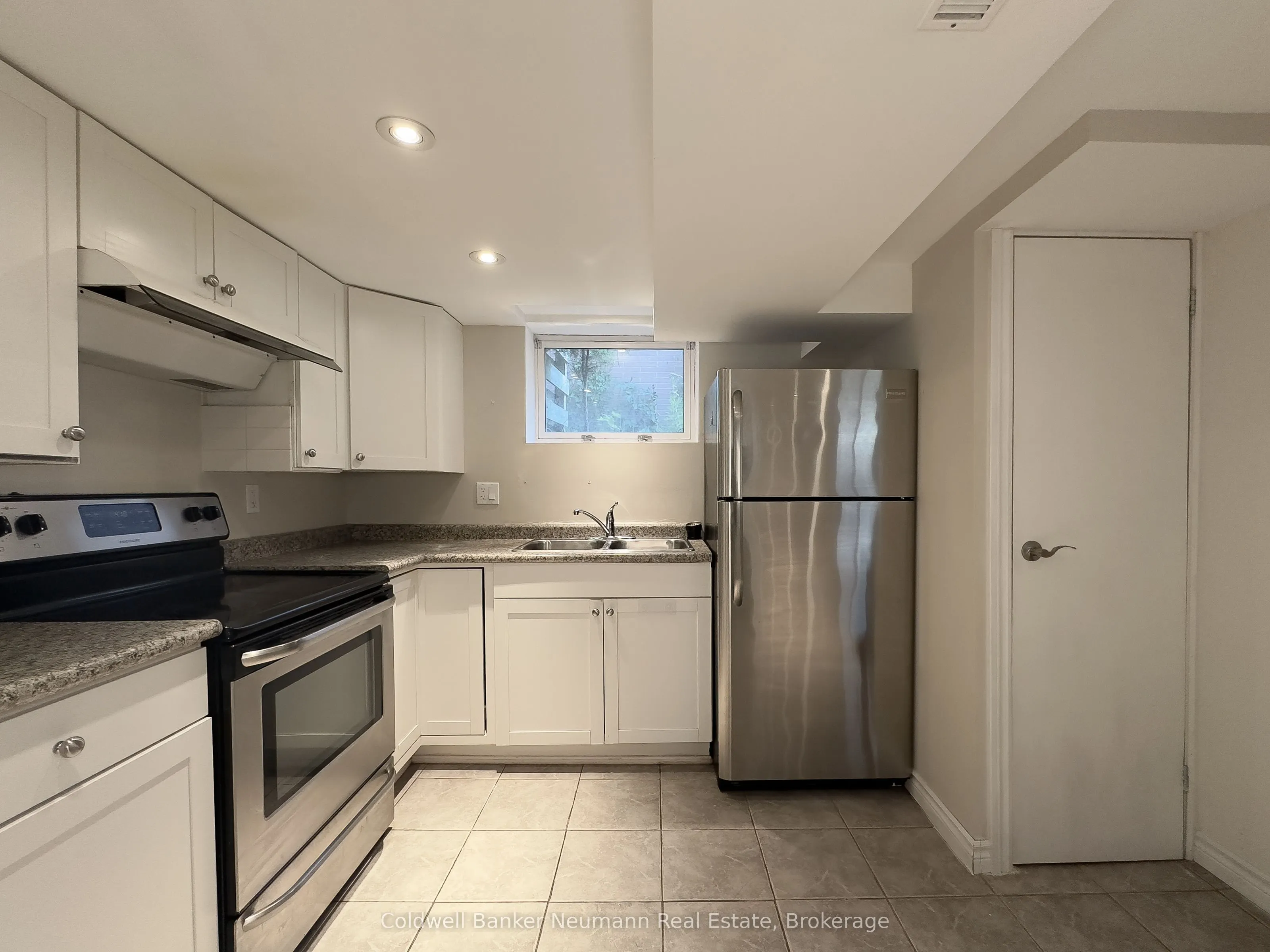 17 Ottawa Crescent, #lower