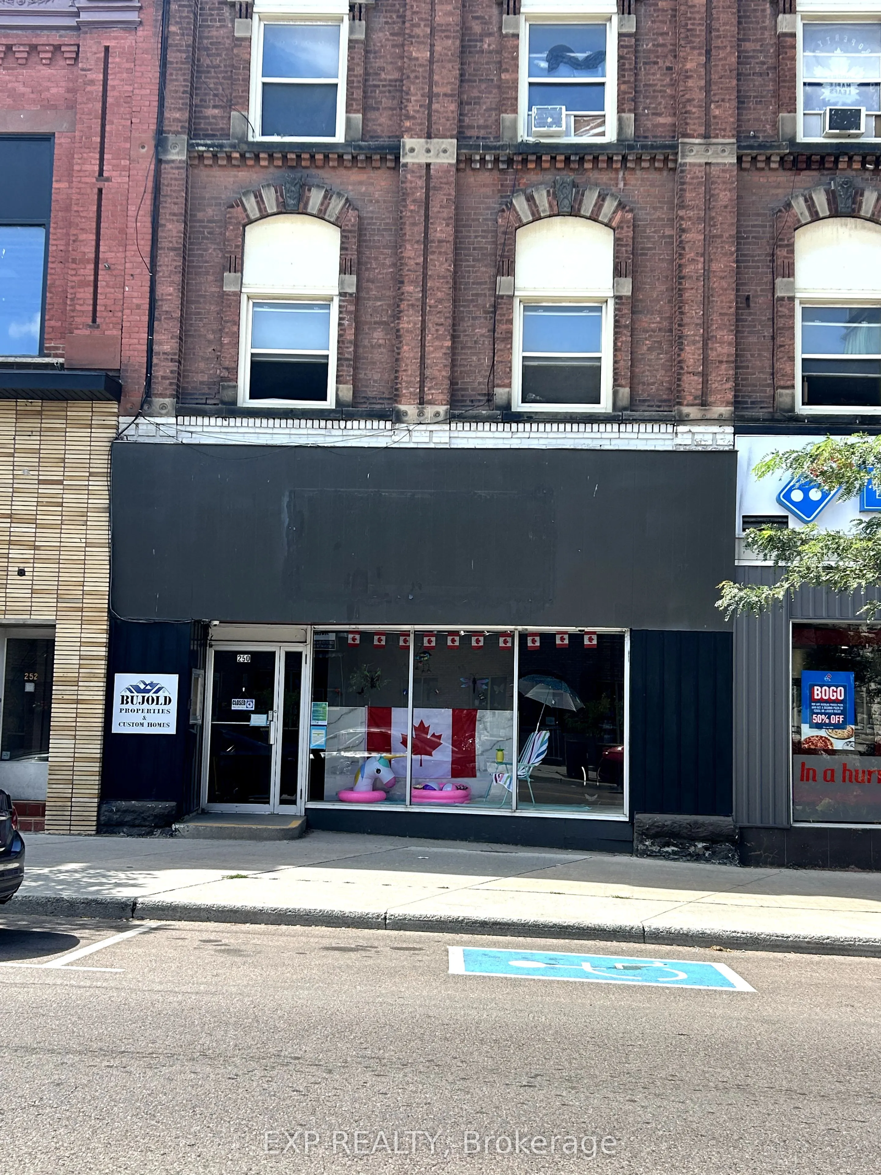 250 Raglan Street S