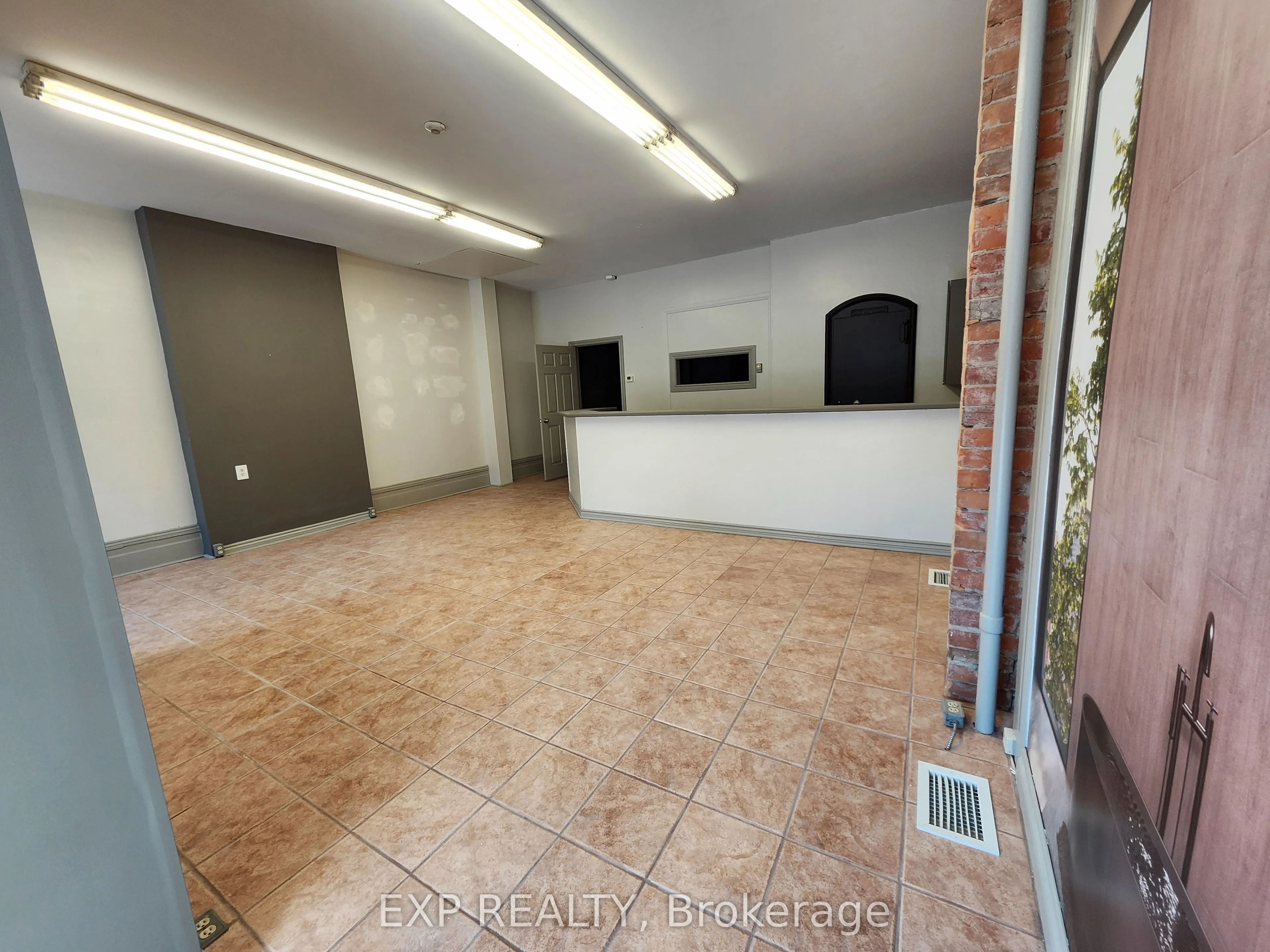 250 Raglan Street S