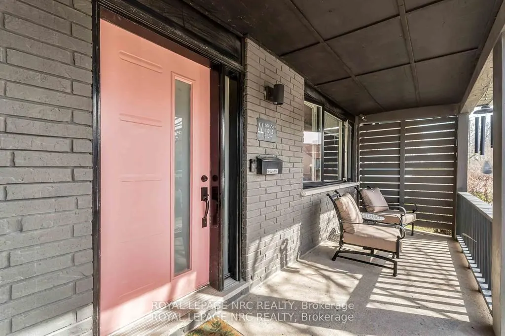 44 Grantham Avenue S