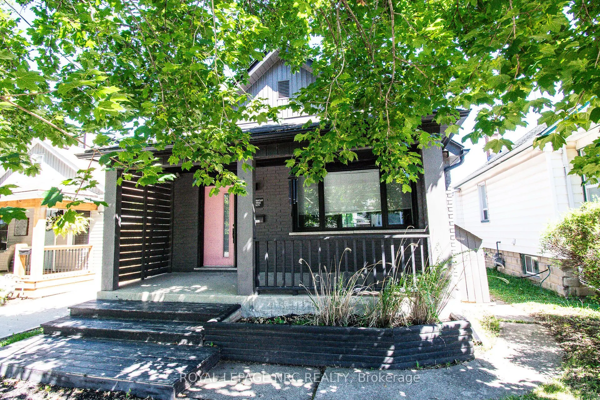 44 Grantham Avenue S