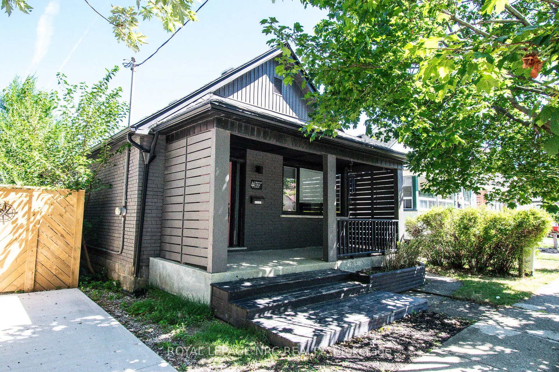 44 Grantham Avenue S