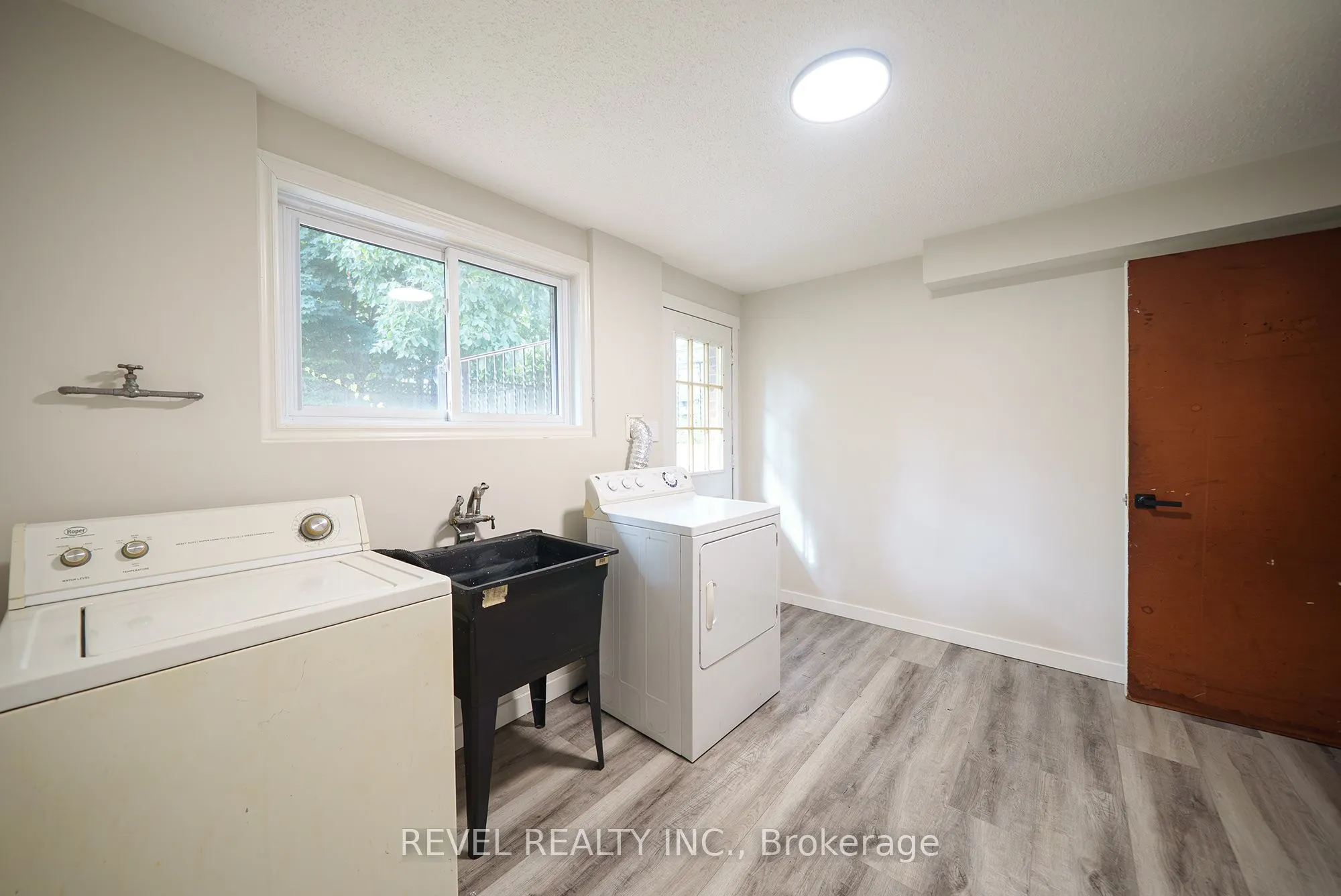 11 Glenwood Drive