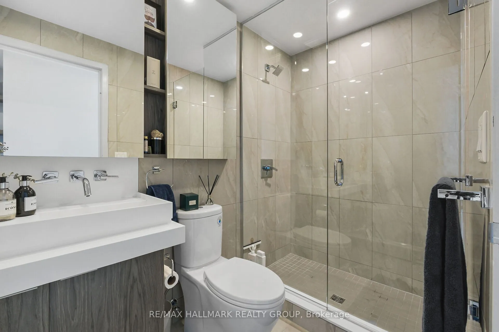 101 Queen Street, #907