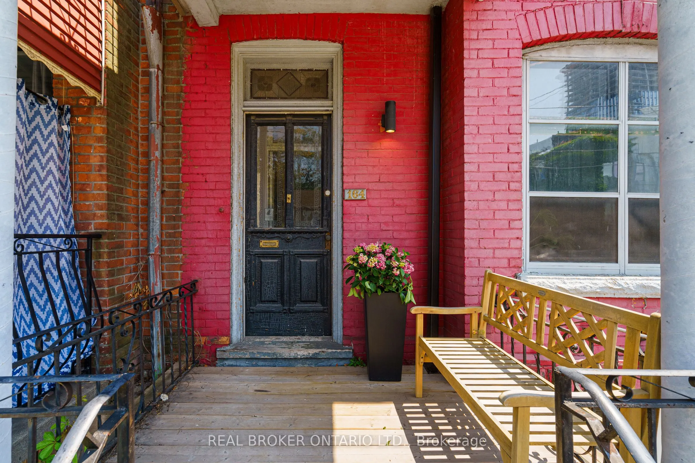 164 Catharine Street N