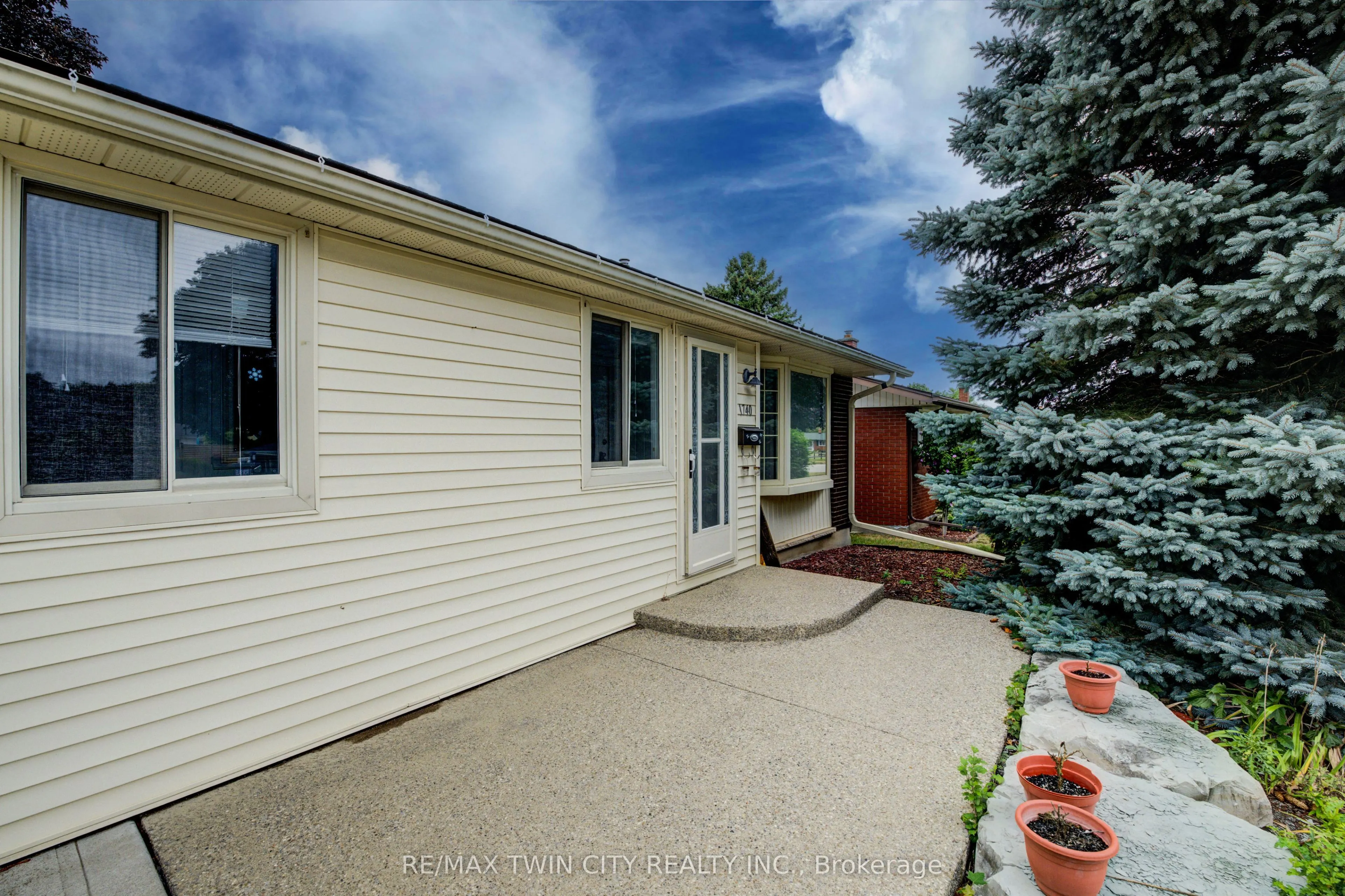 1740 Holley Crescent