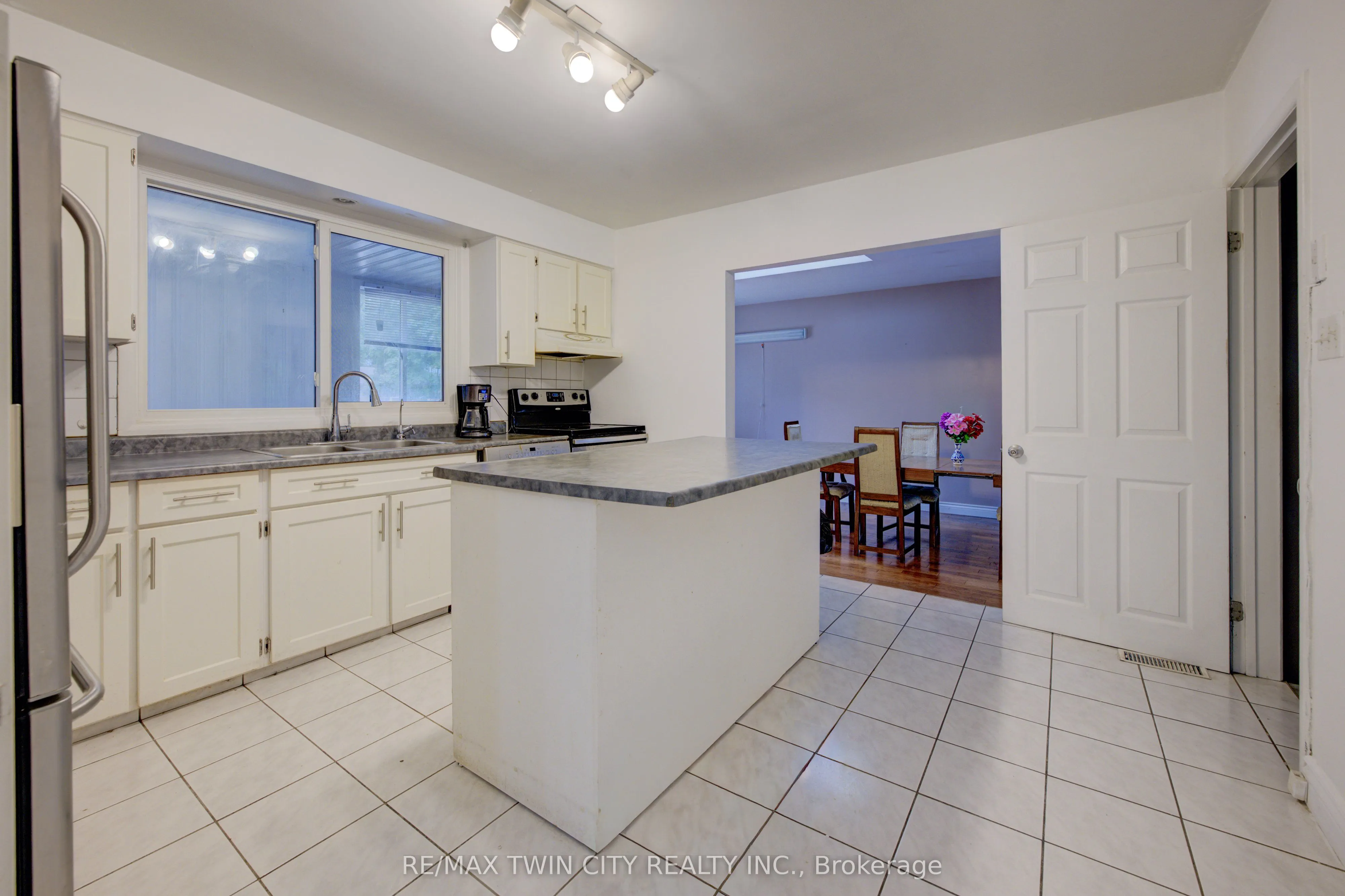 1740 Holley Crescent
