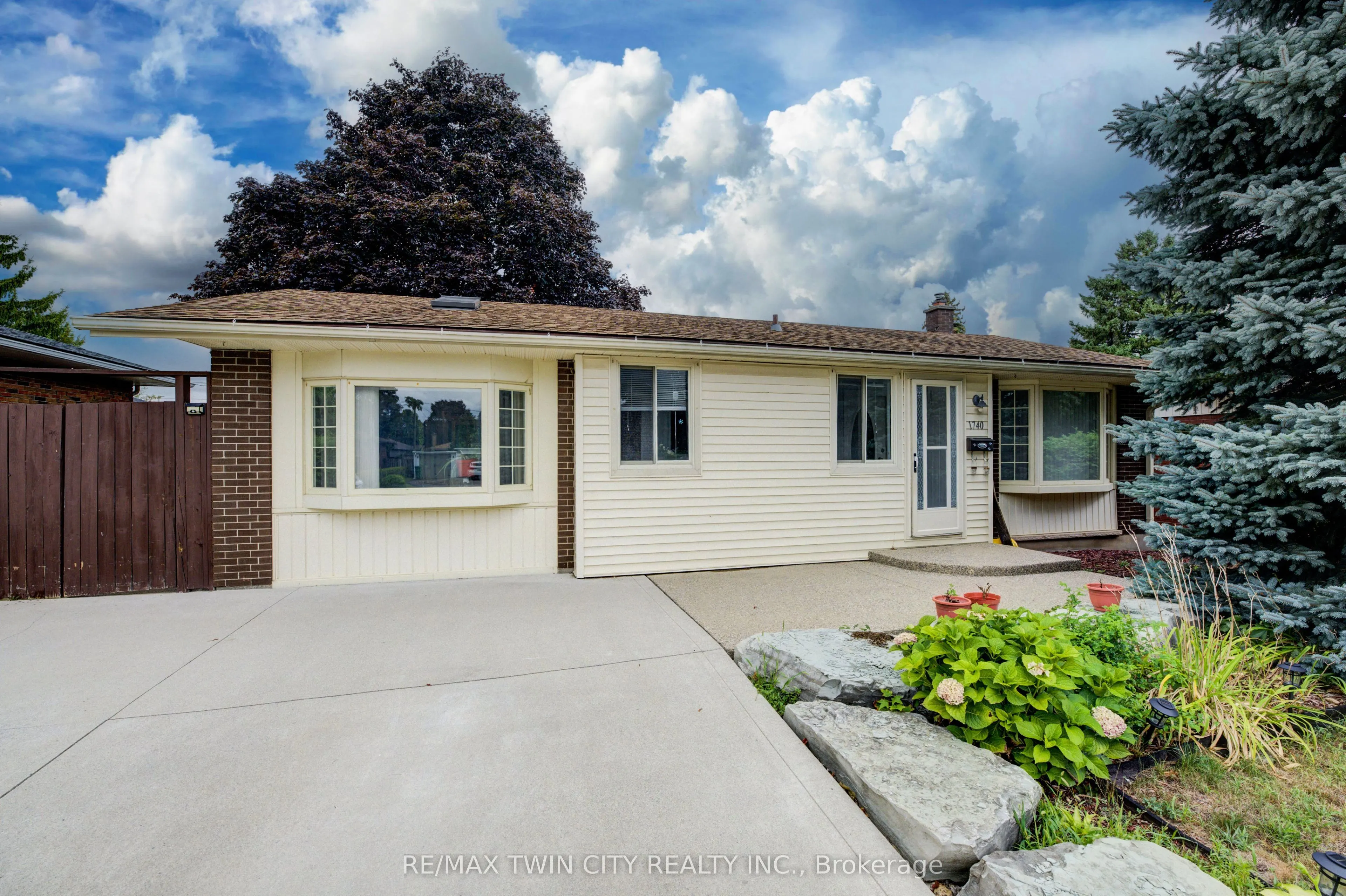 1740 Holley Crescent
