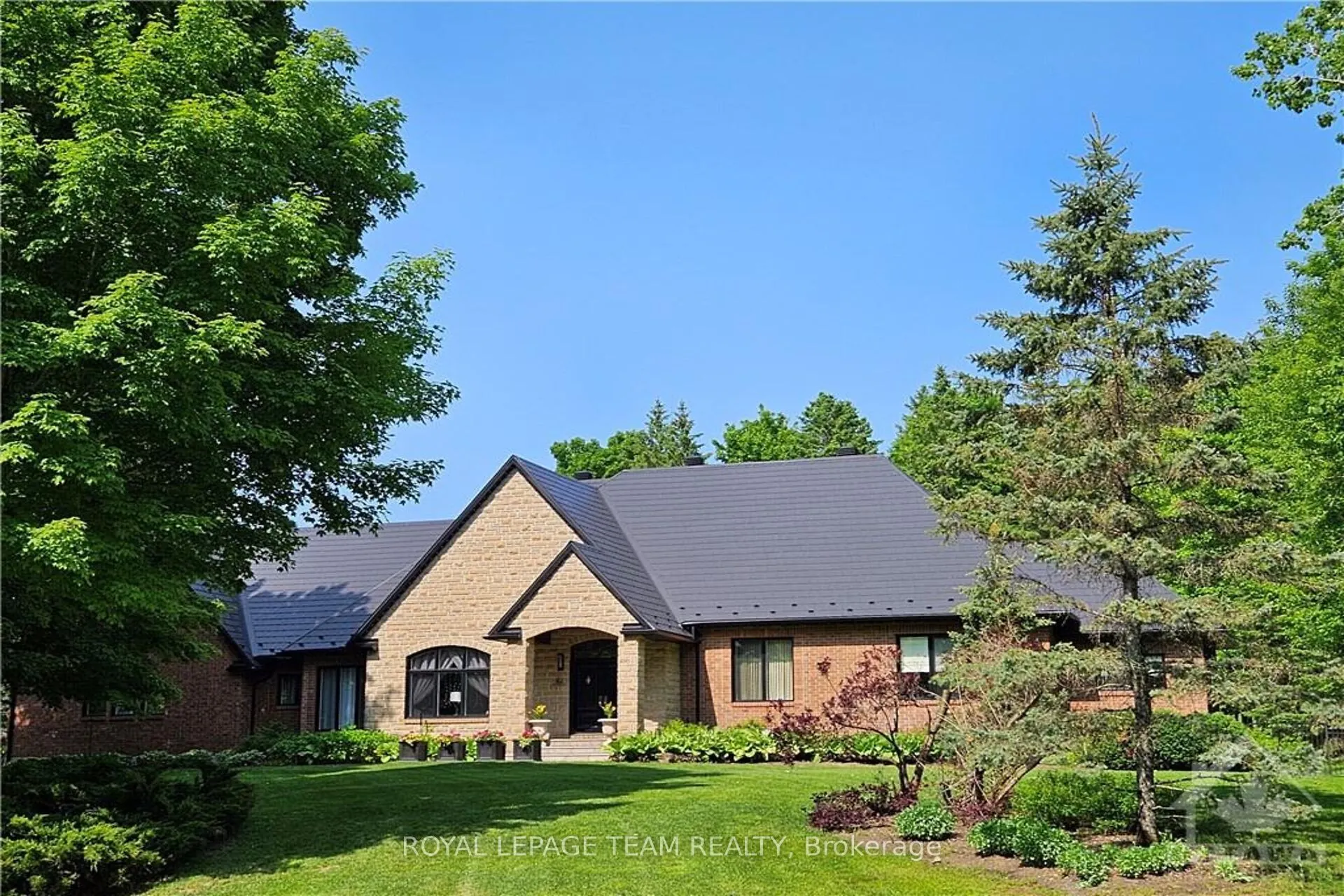 5849 QUEENSCOURT Crescent