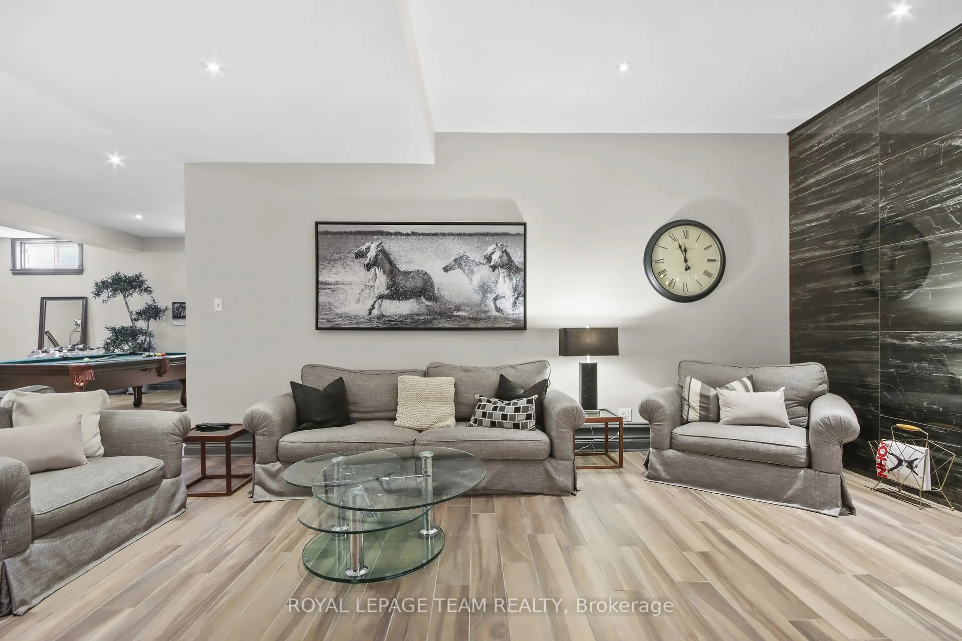 5849 QUEENSCOURT Crescent