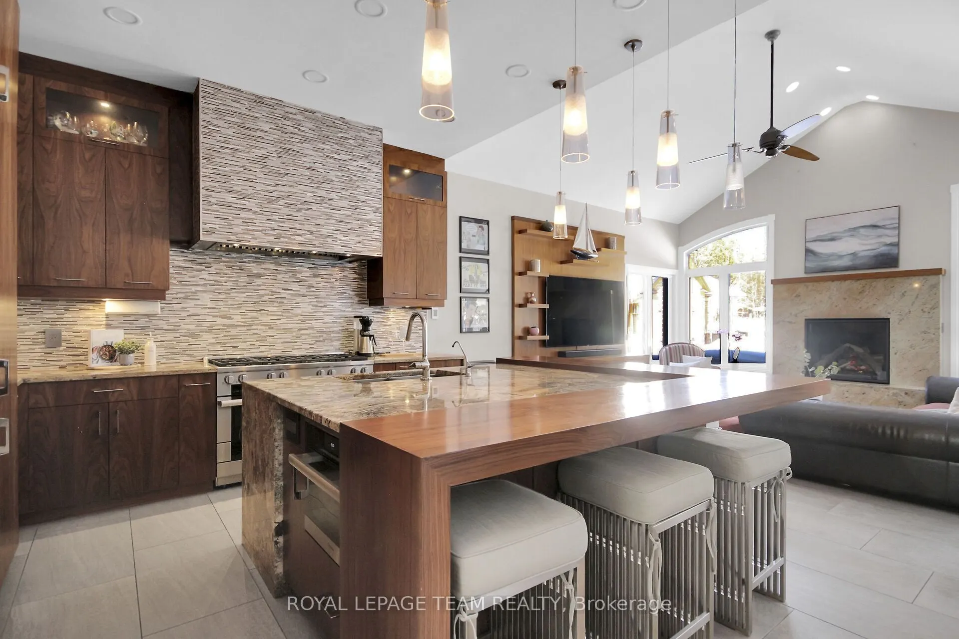 5849 QUEENSCOURT Crescent