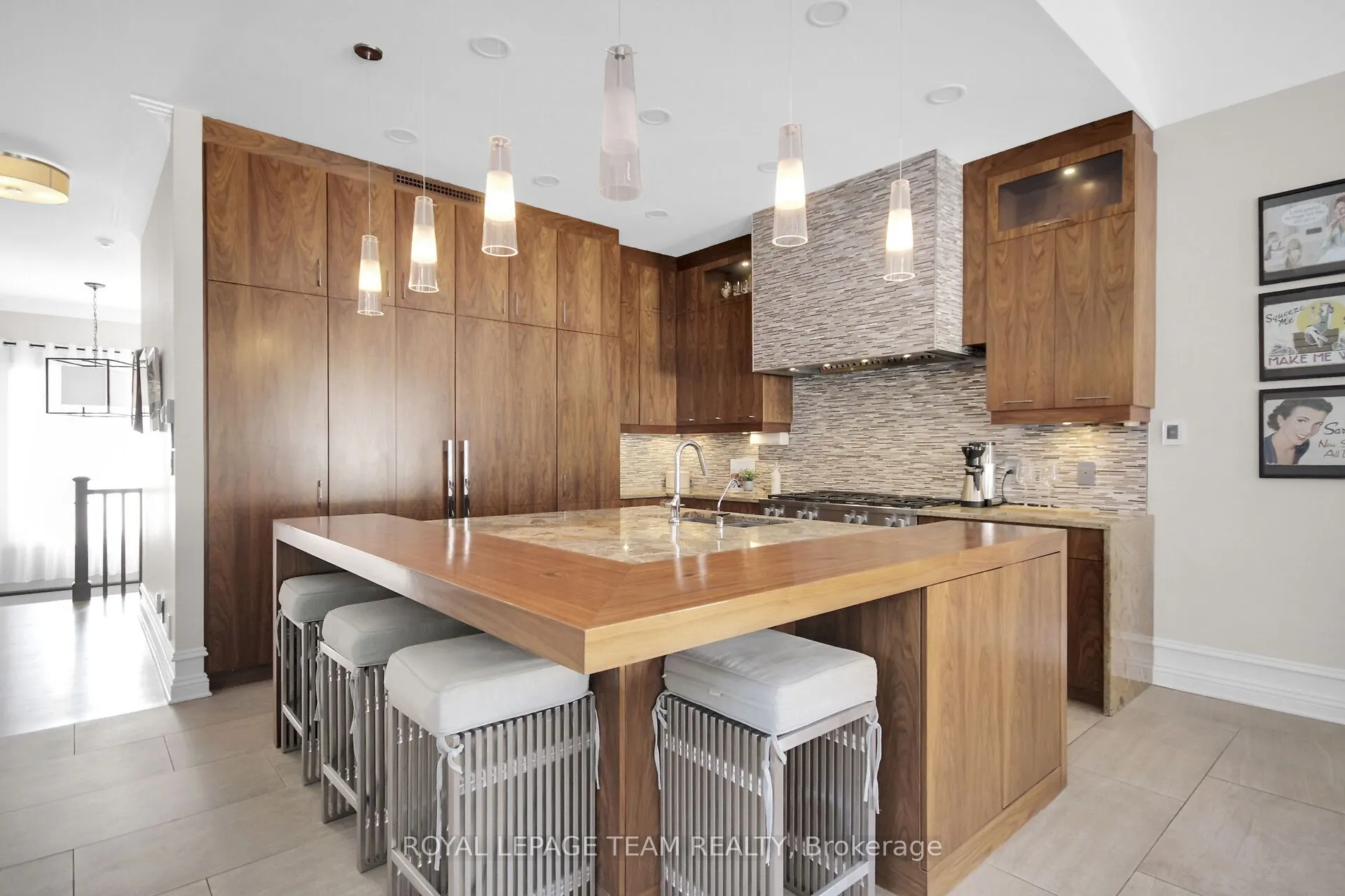5849 QUEENSCOURT Crescent