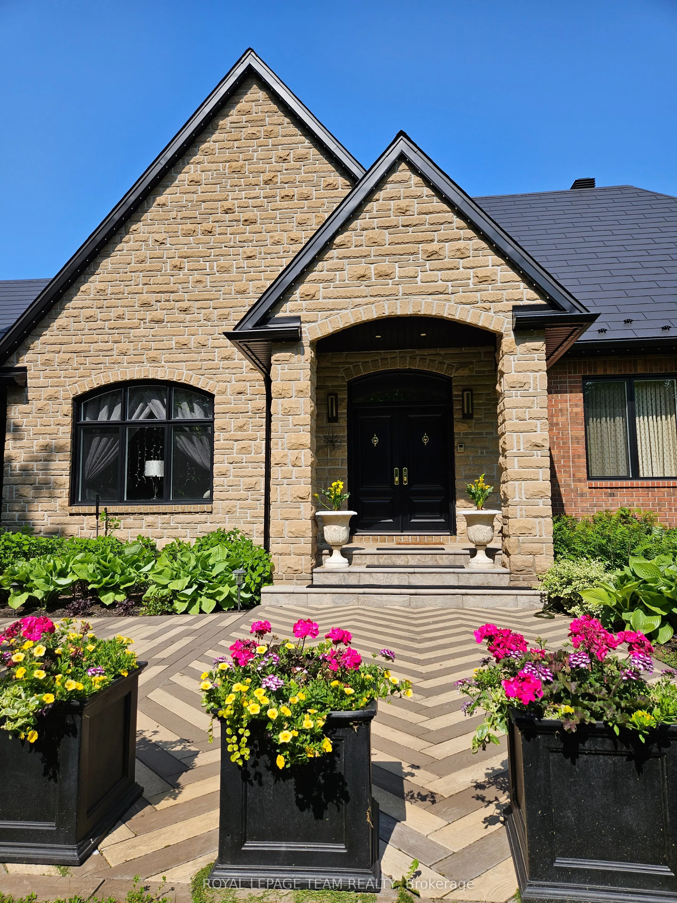 5849 QUEENSCOURT Crescent