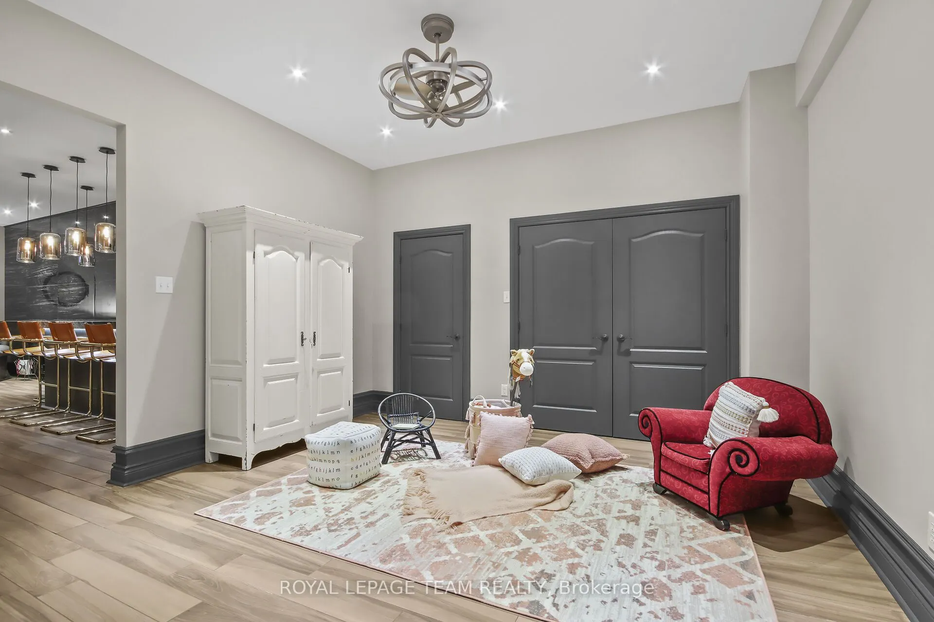 5849 QUEENSCOURT Crescent