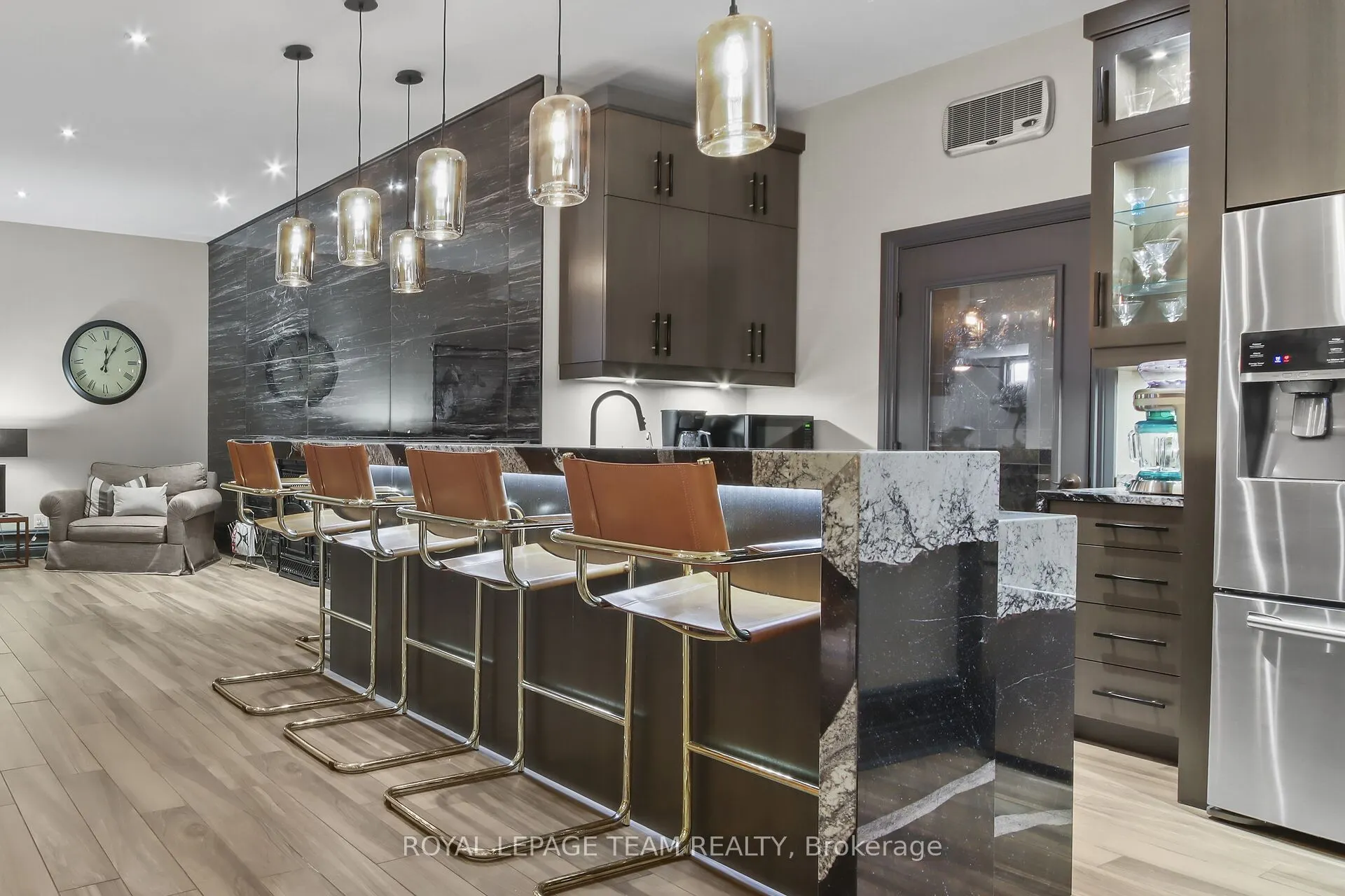 5849 QUEENSCOURT Crescent