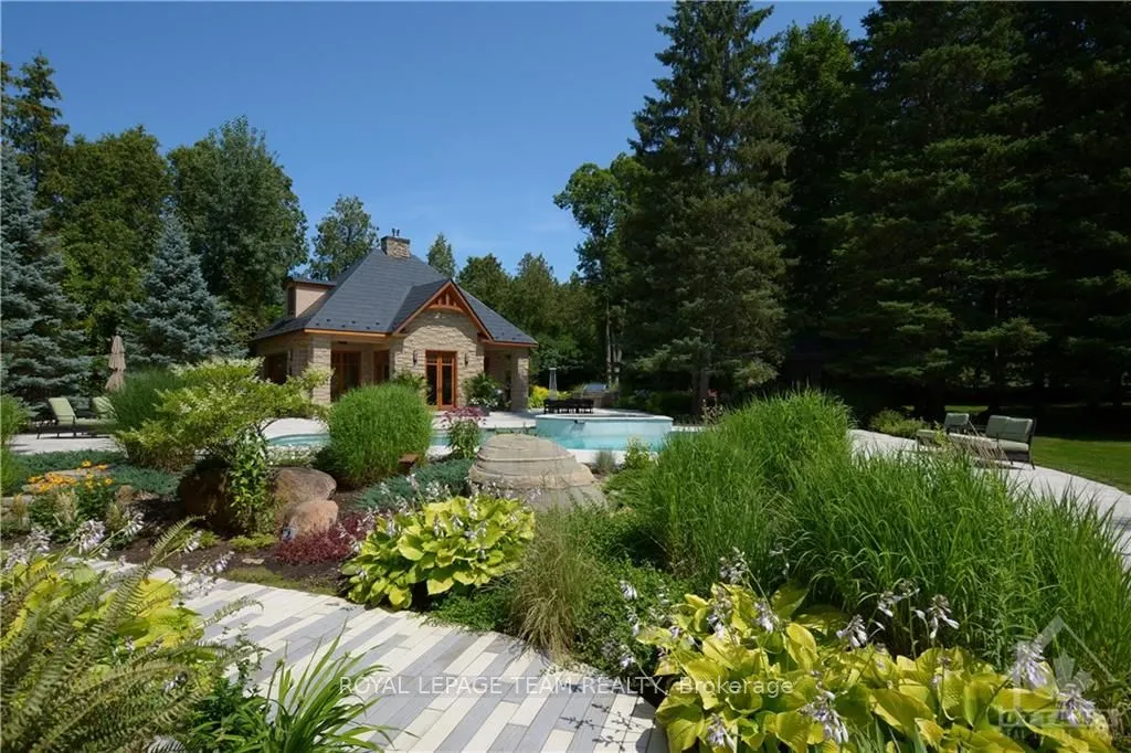 5849 QUEENSCOURT Crescent