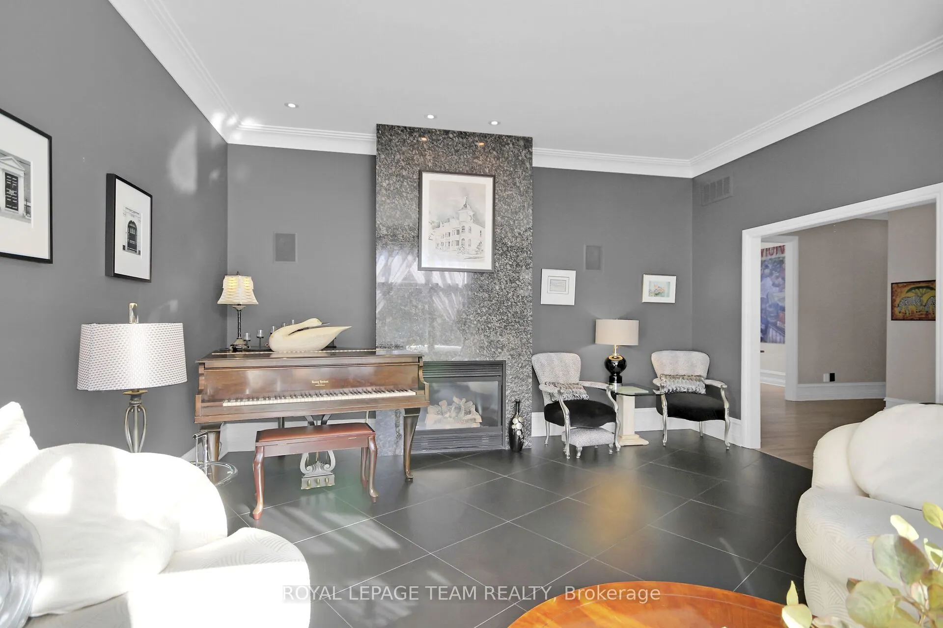 5849 QUEENSCOURT Crescent