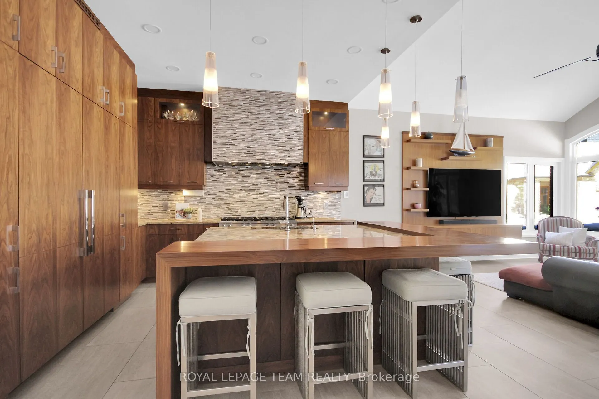 5849 QUEENSCOURT Crescent