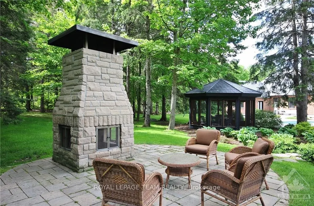 5849 QUEENSCOURT Crescent
