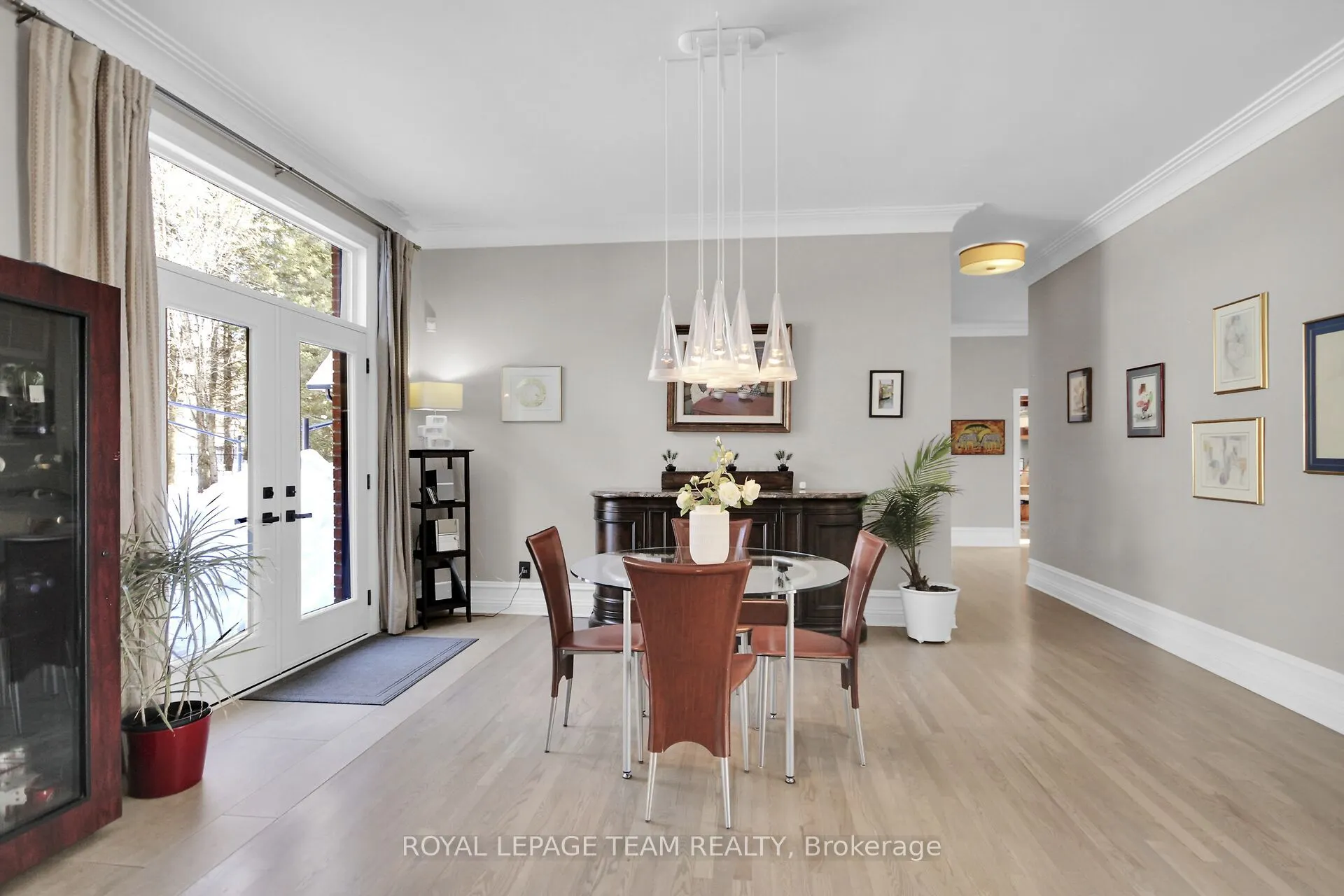5849 QUEENSCOURT Crescent