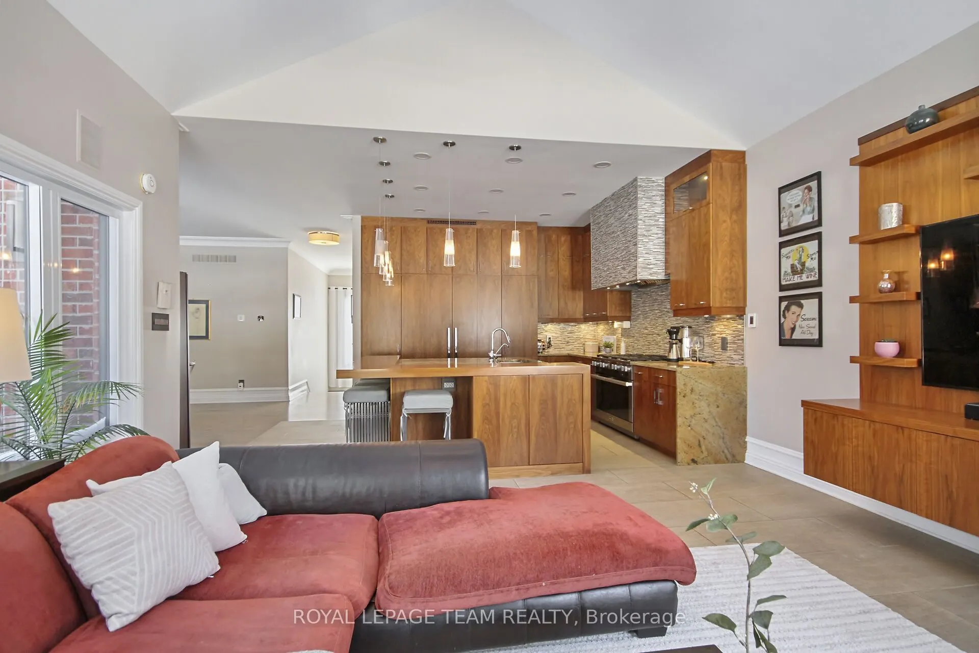 5849 QUEENSCOURT Crescent