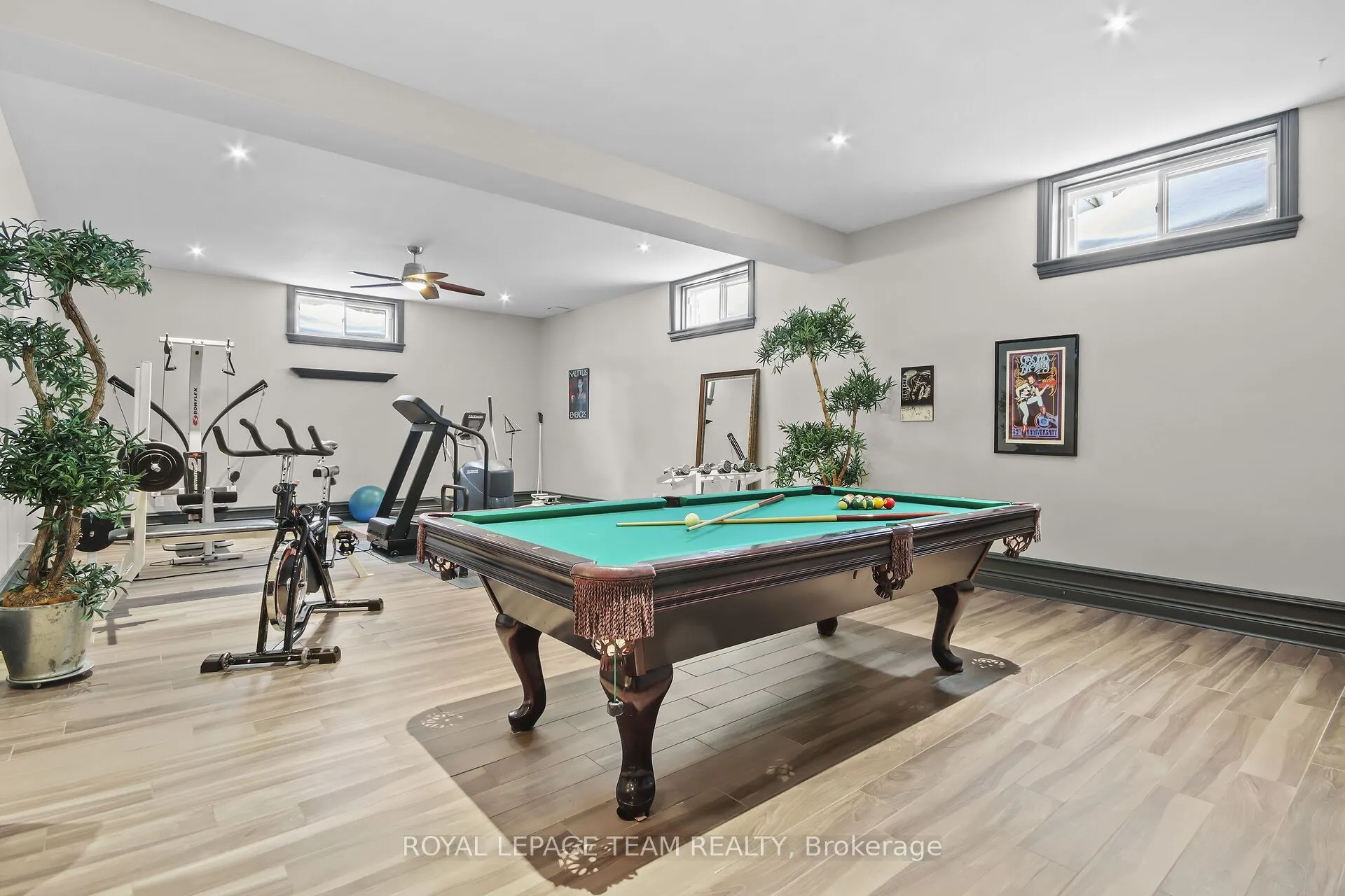 5849 QUEENSCOURT Crescent