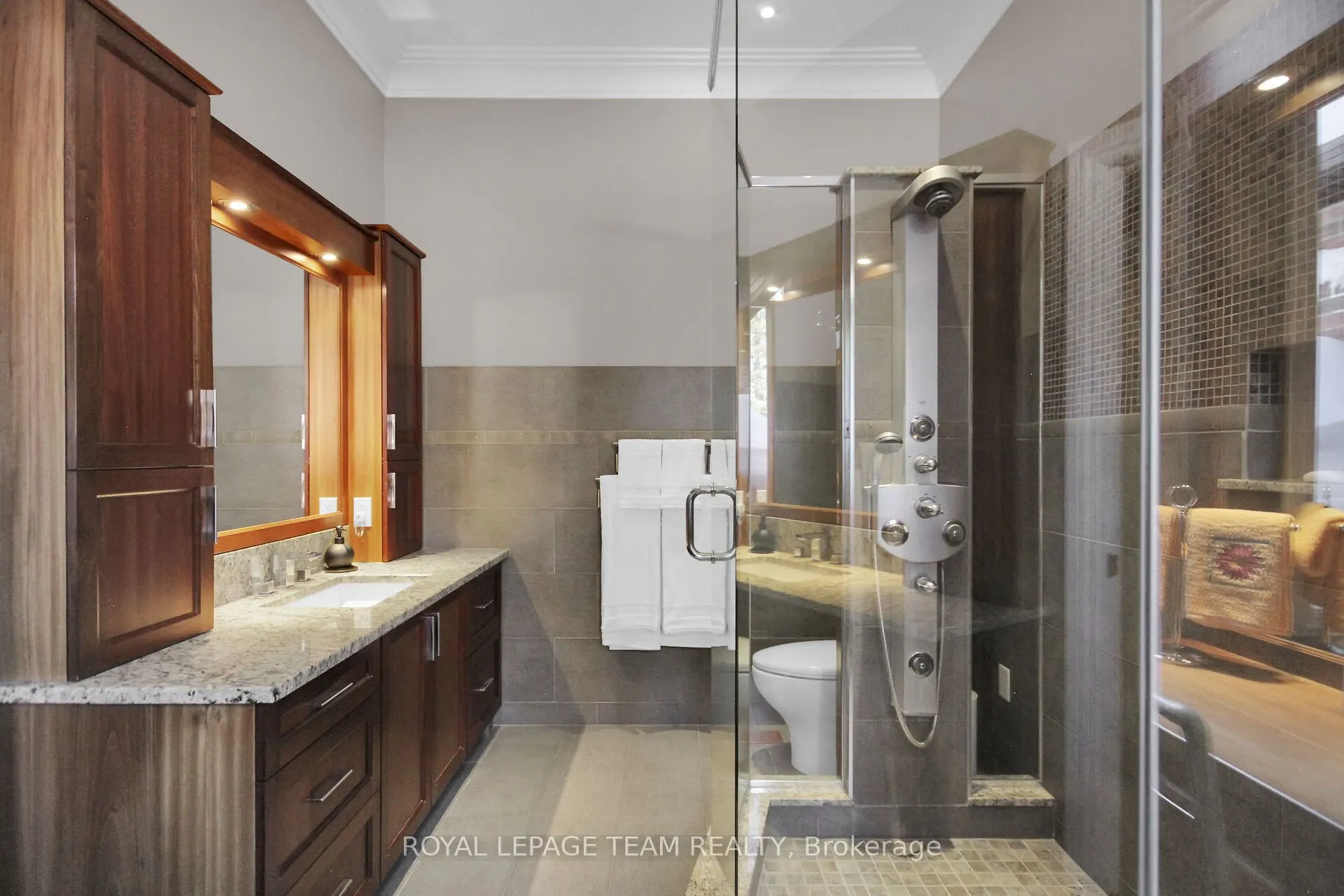 5849 QUEENSCOURT Crescent
