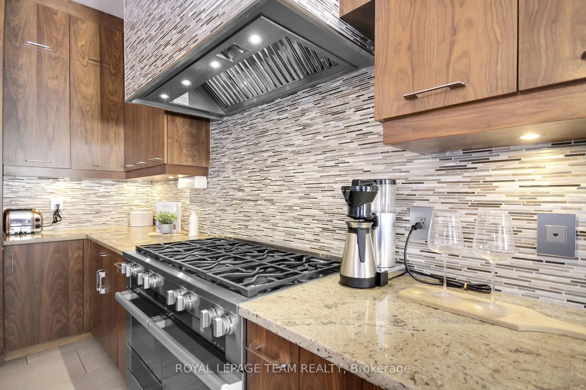 5849 QUEENSCOURT Crescent