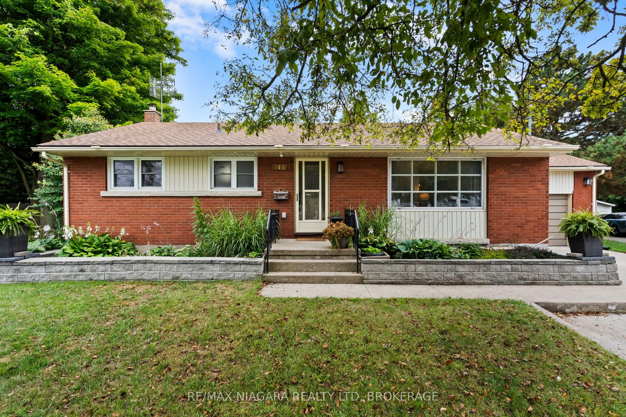 3416 Sheppard Crescent