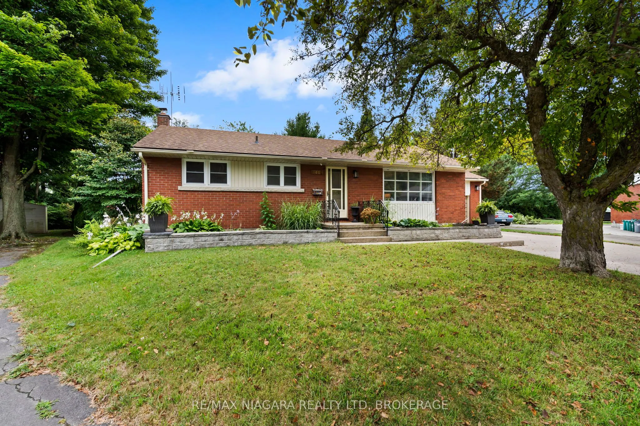 3416 Sheppard Crescent