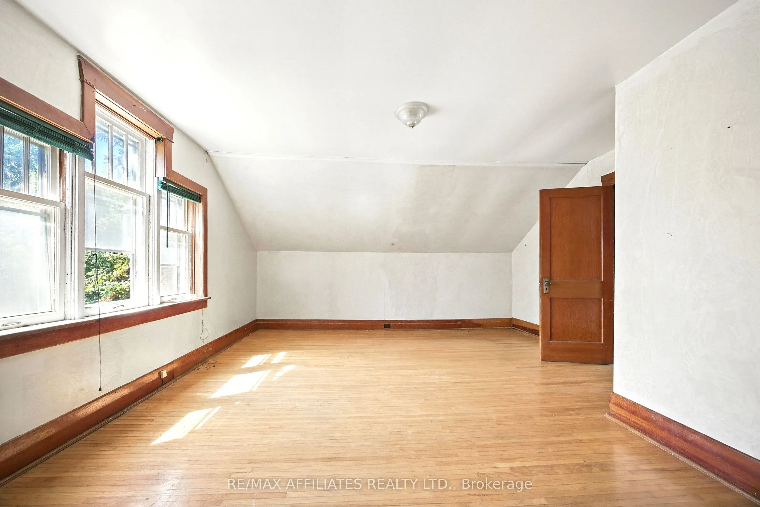 88 Main Street E