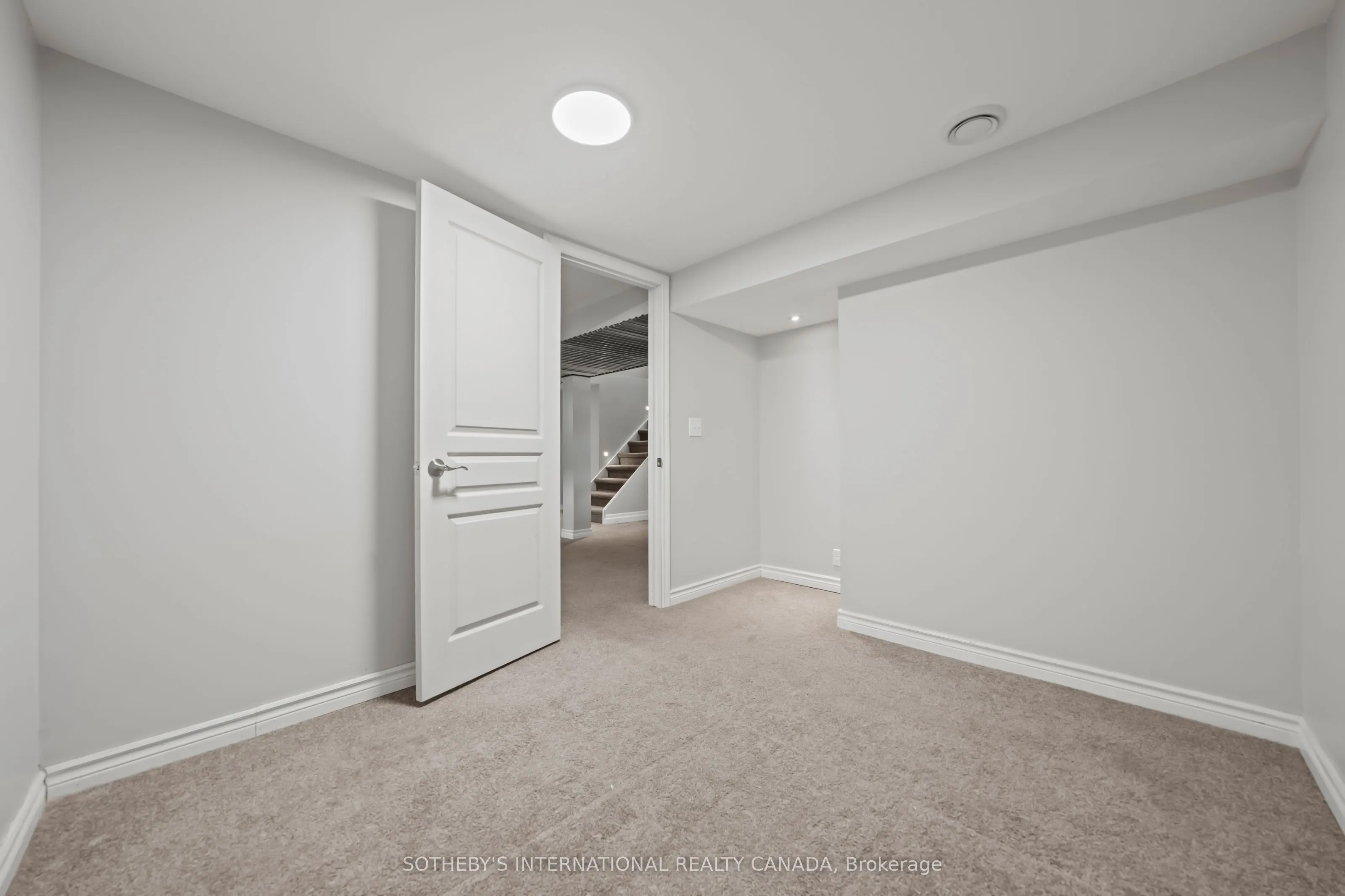 1679 Holley Crescent