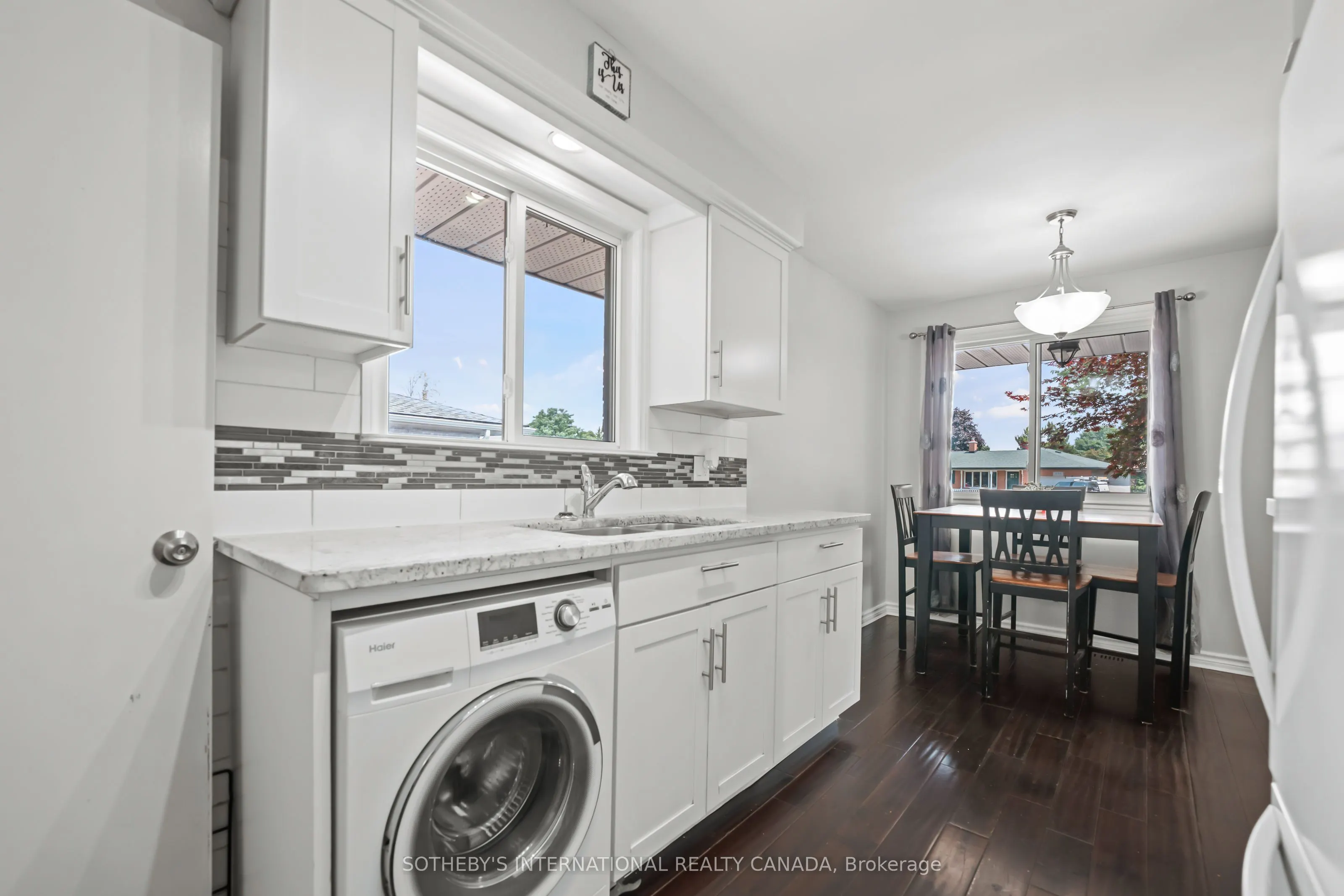 1679 Holley Crescent
