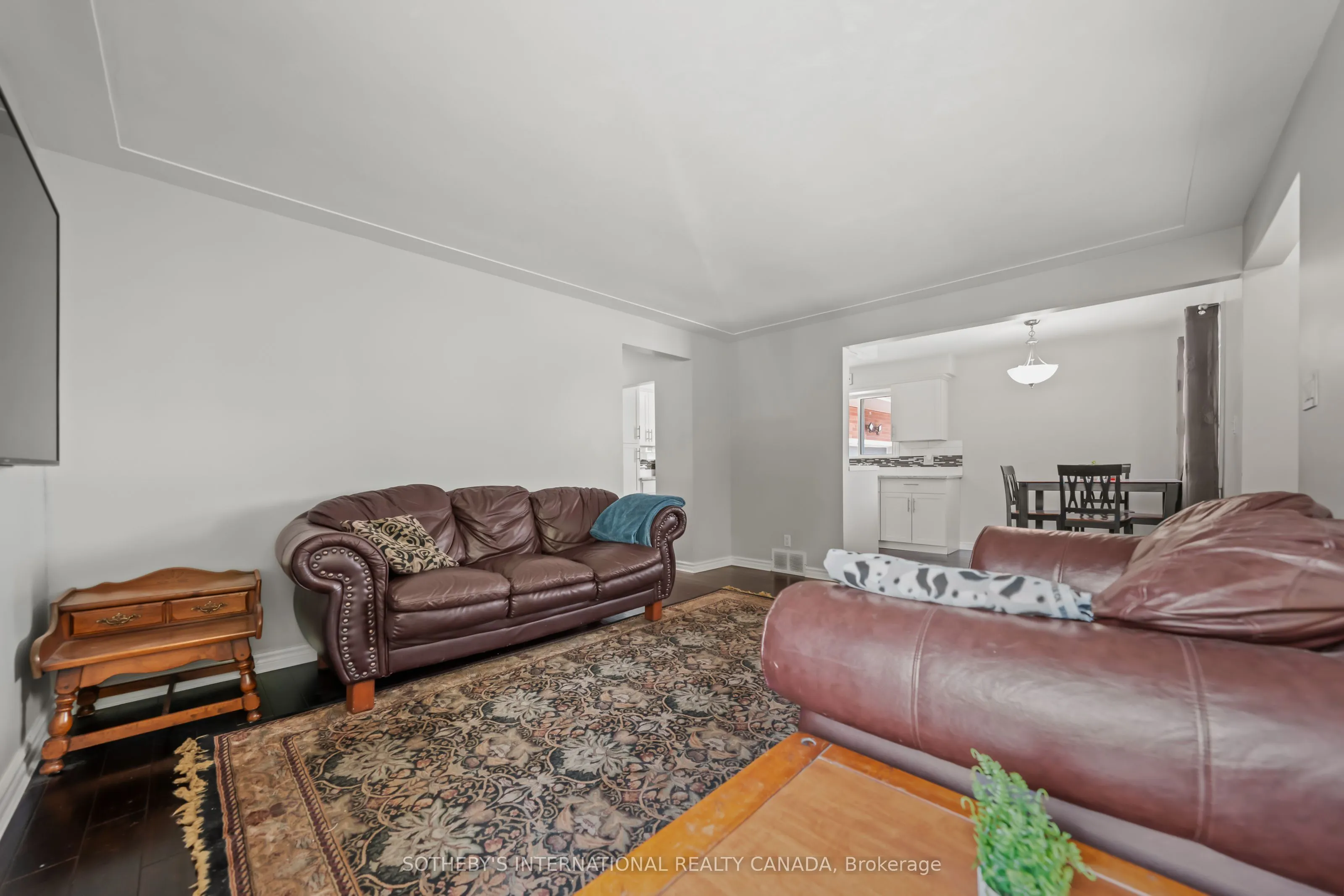1679 Holley Crescent
