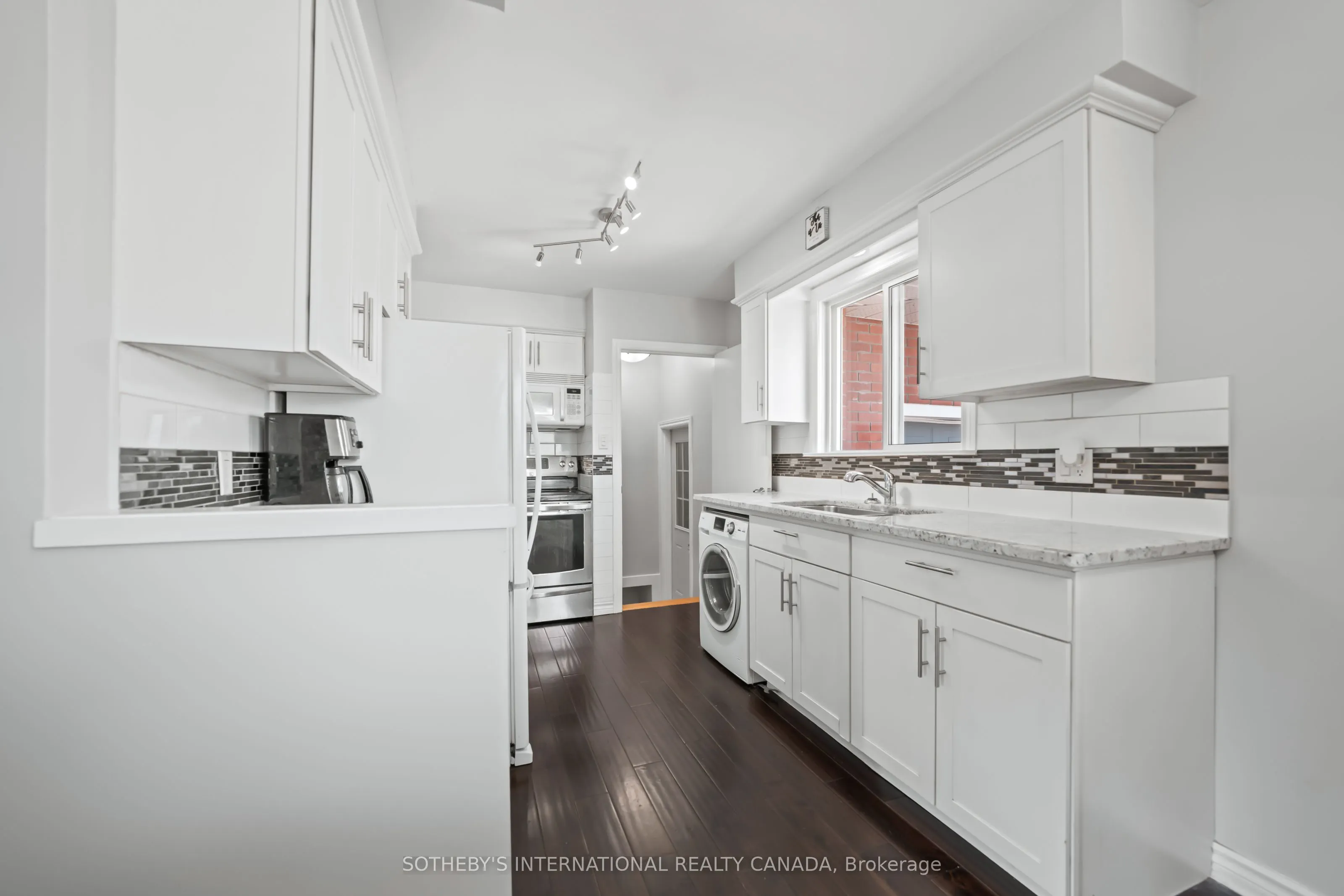 1679 Holley Crescent