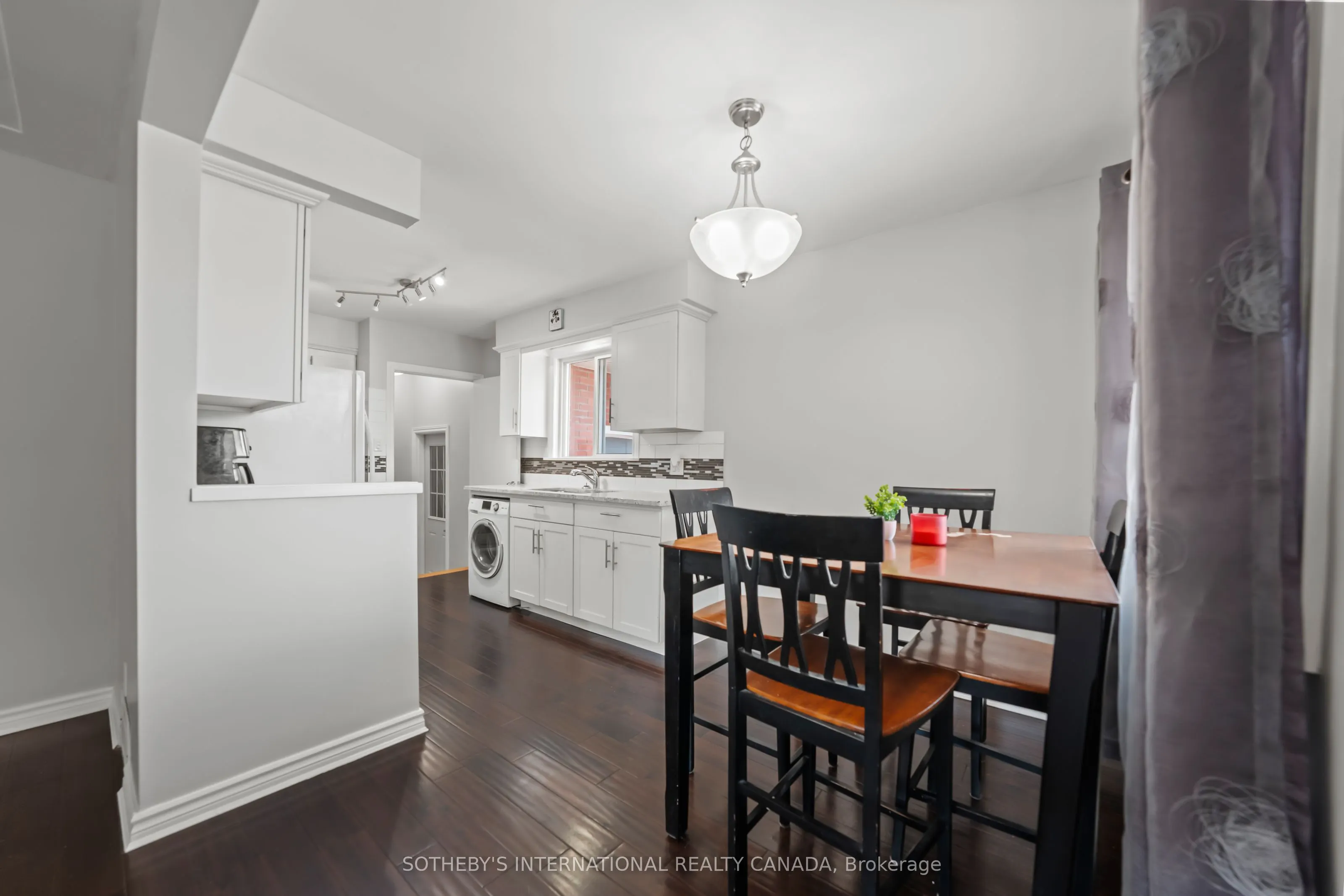 1679 Holley Crescent