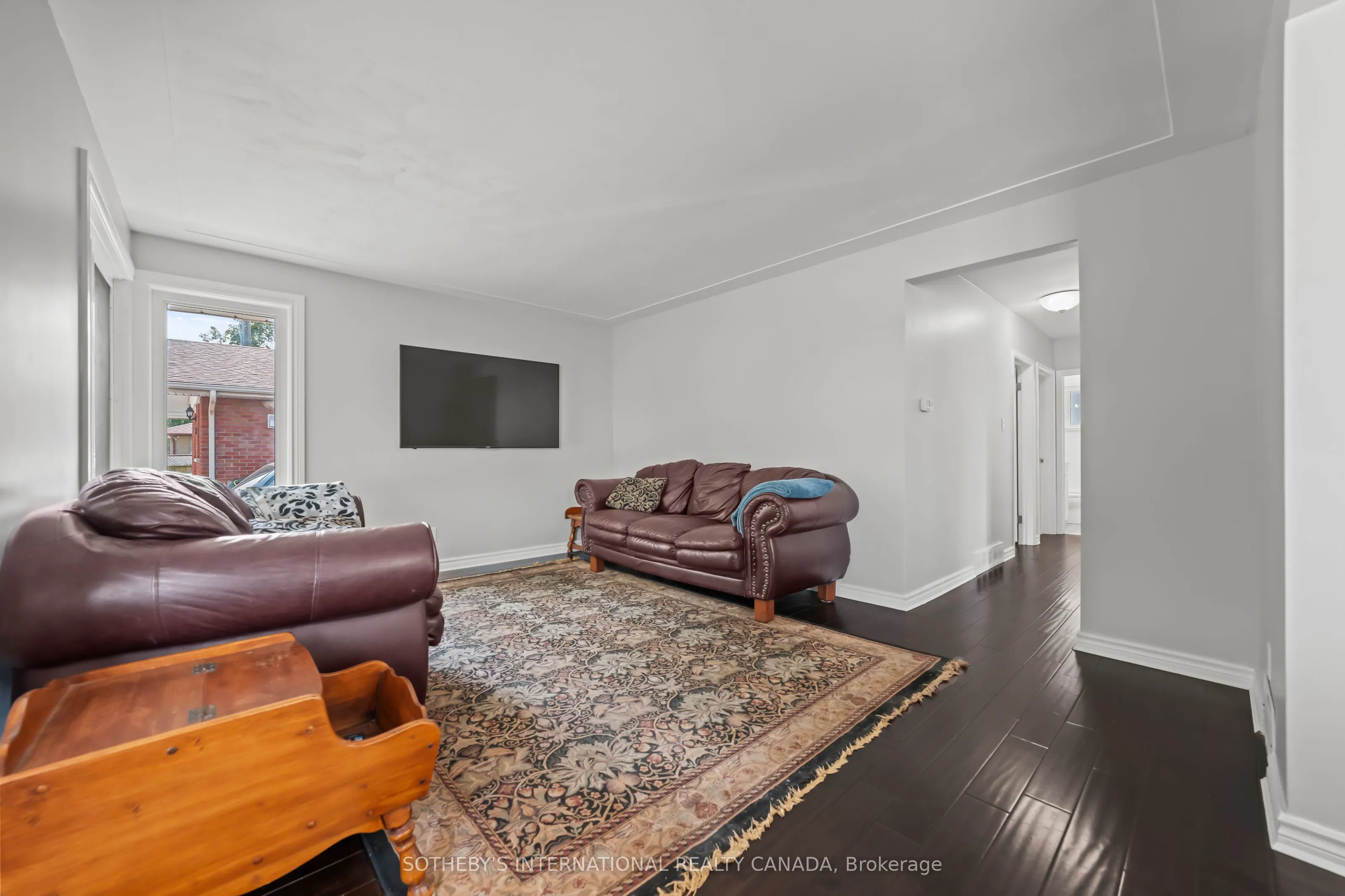 1679 Holley Crescent