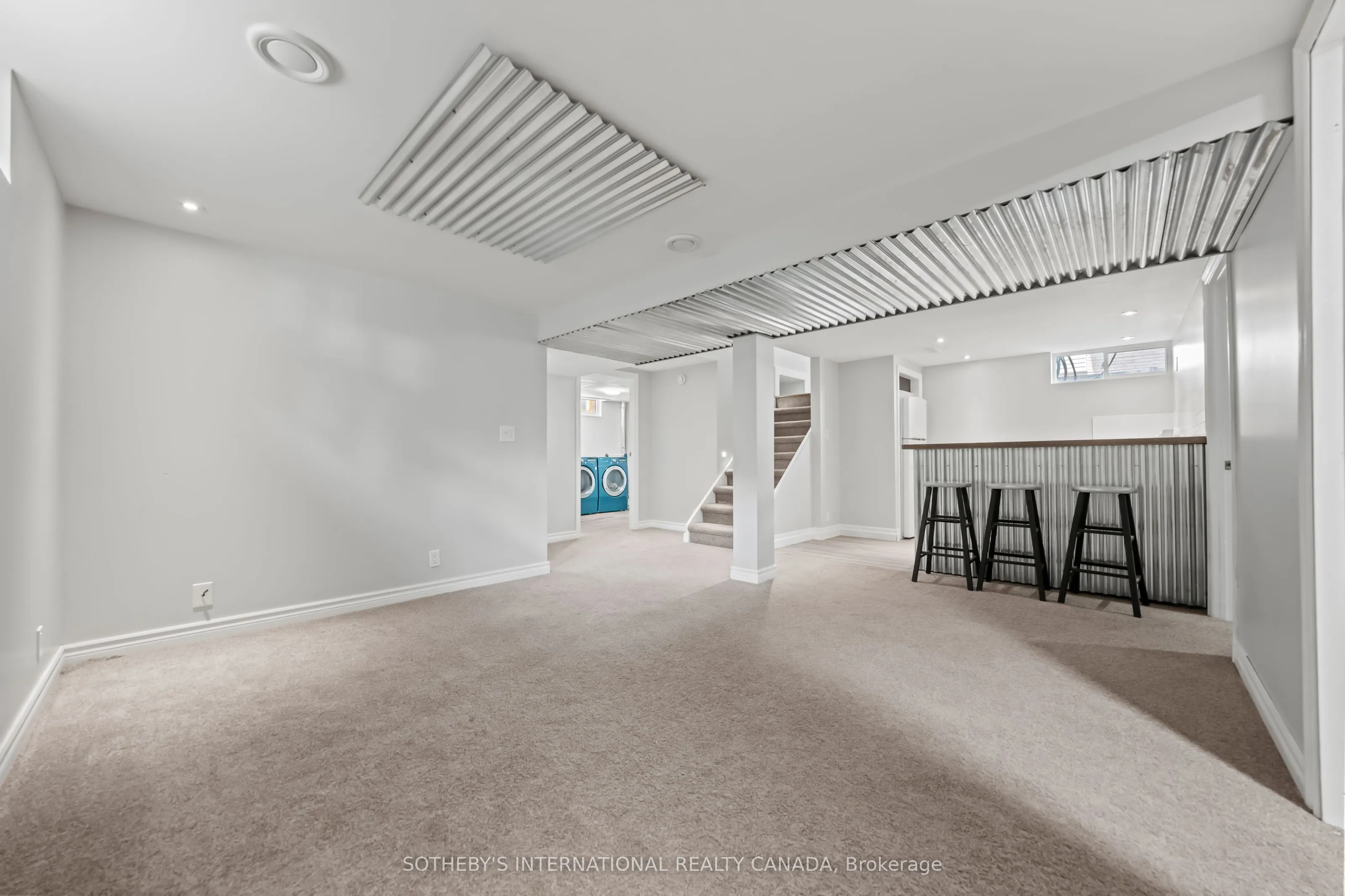1679 Holley Crescent