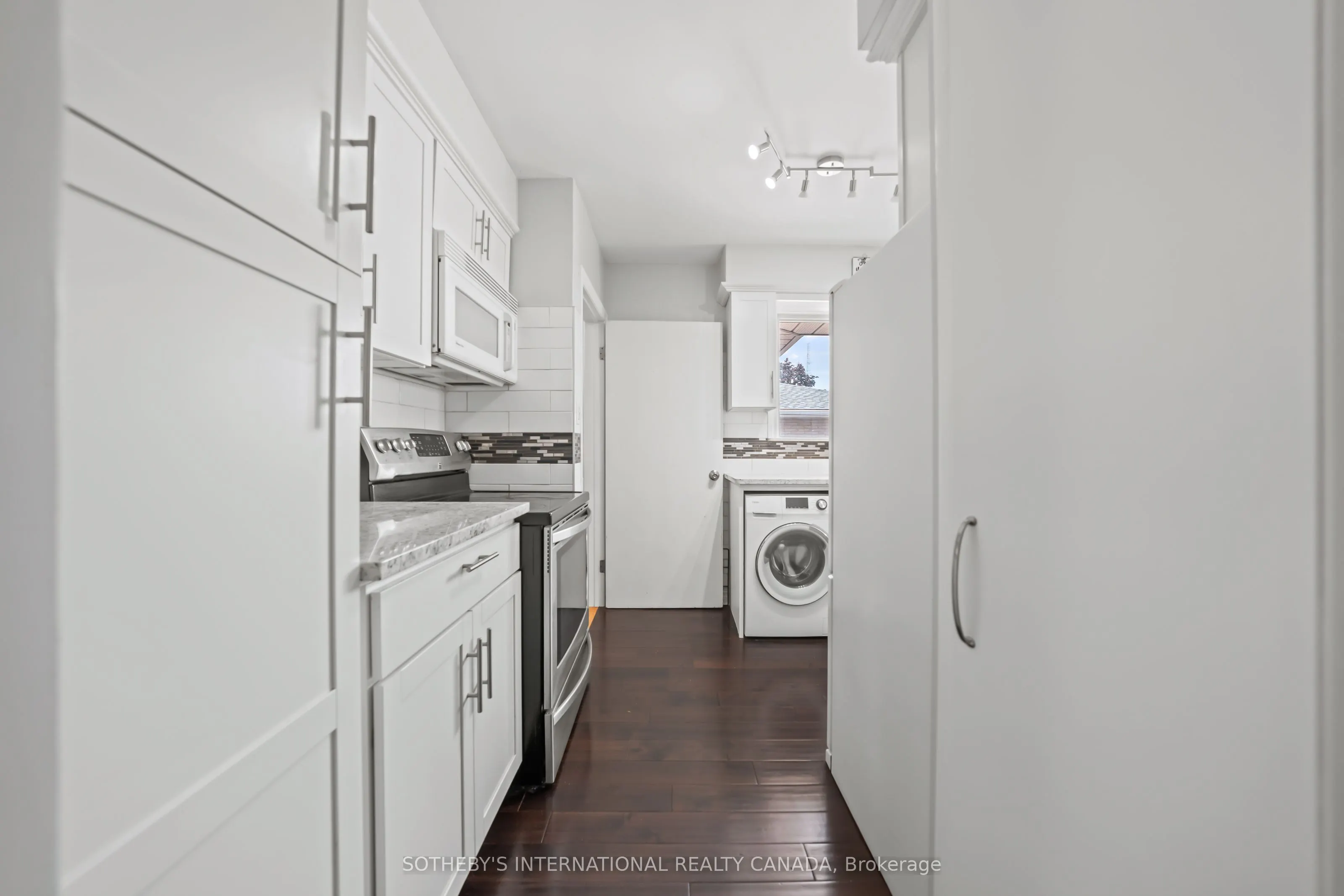 1679 Holley Crescent
