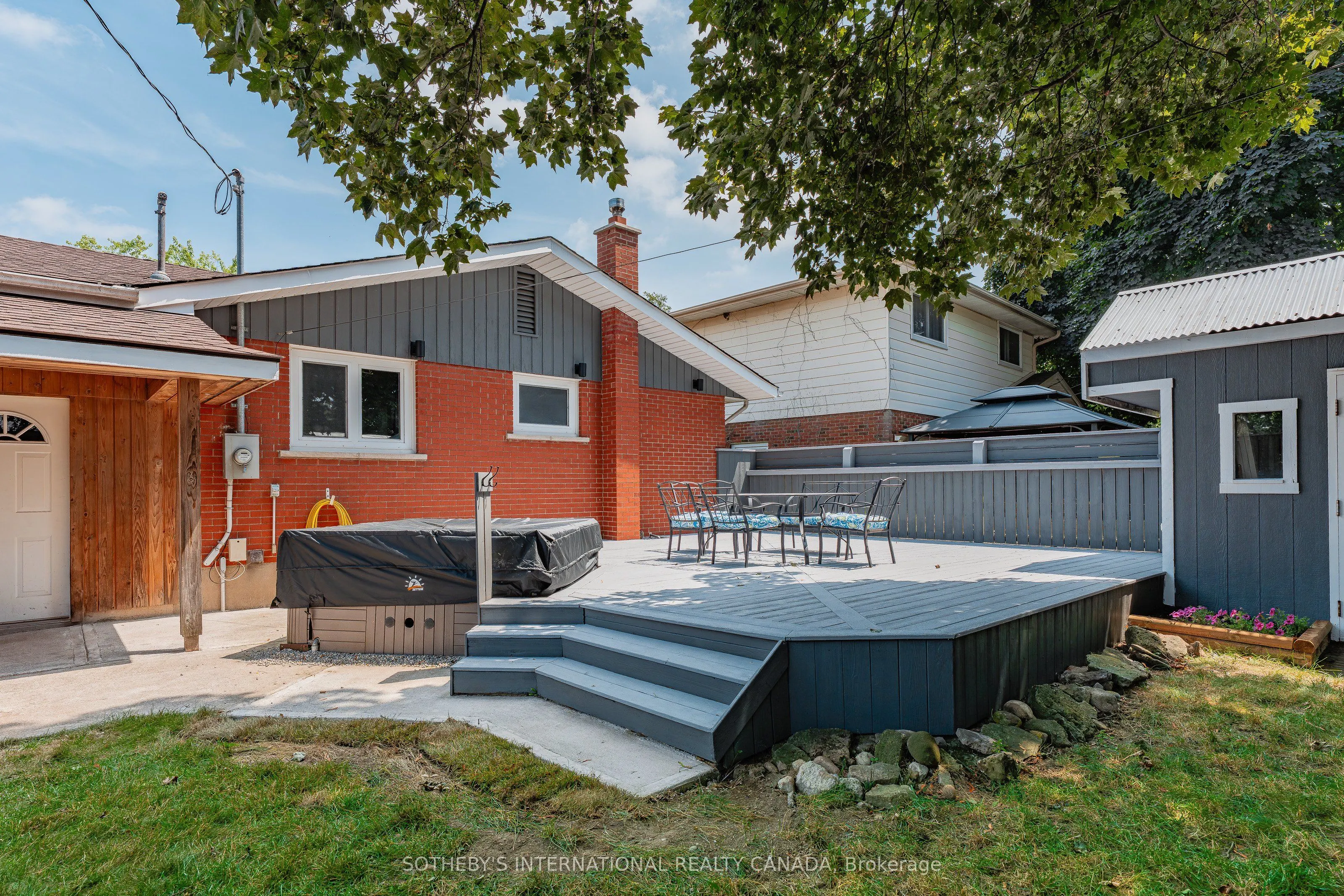 1679 Holley Crescent