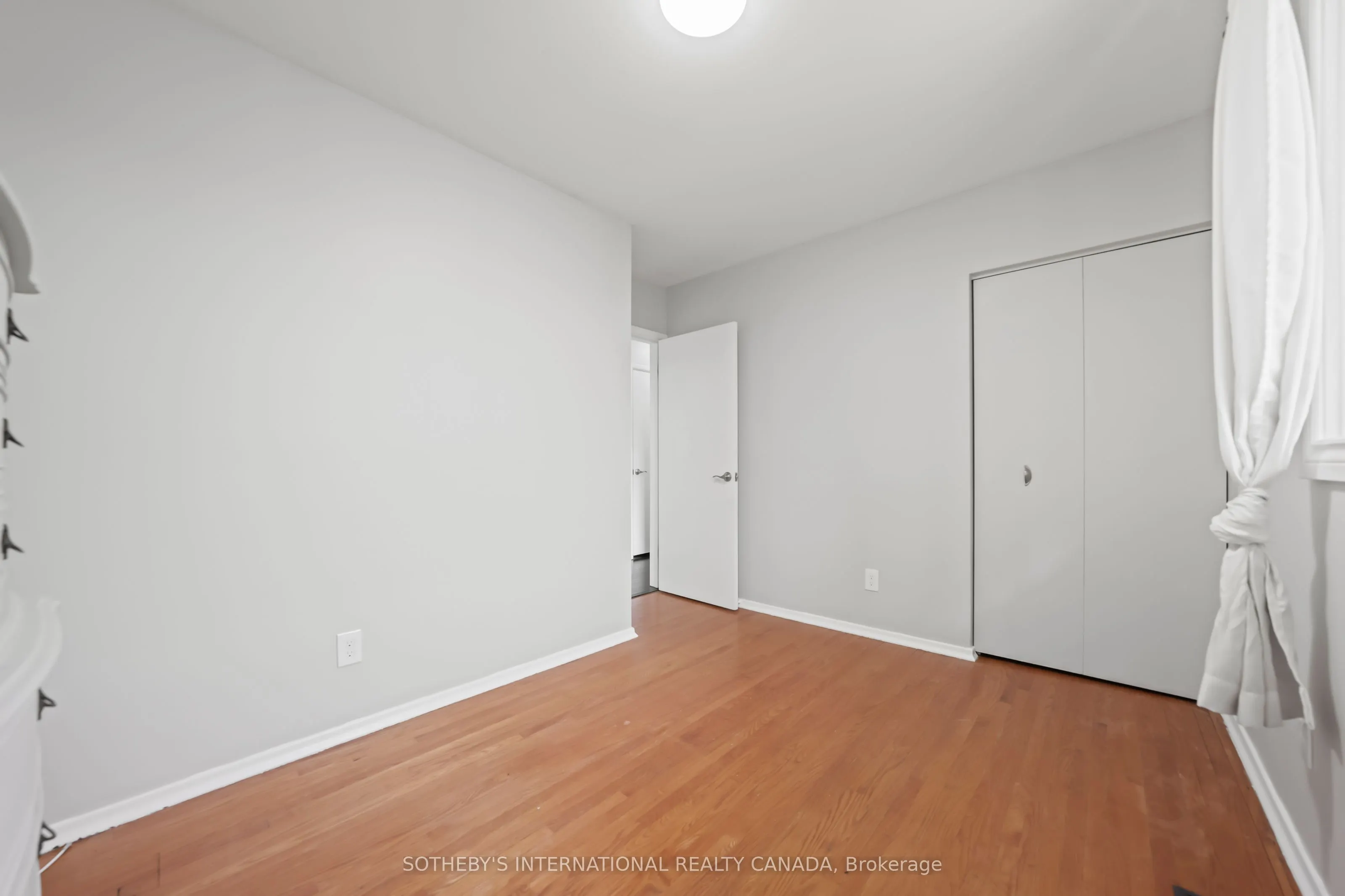 1679 Holley Crescent