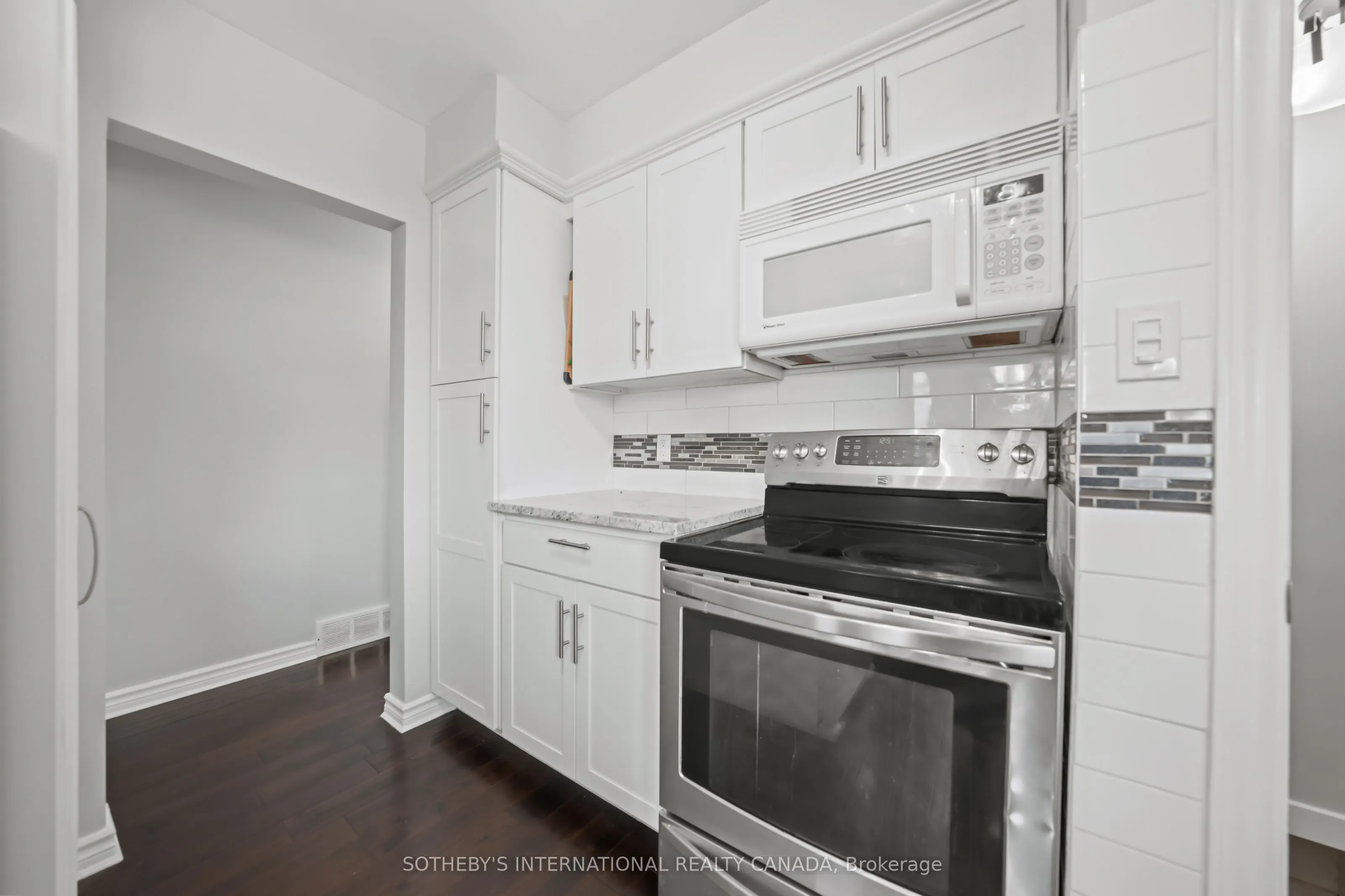 1679 Holley Crescent