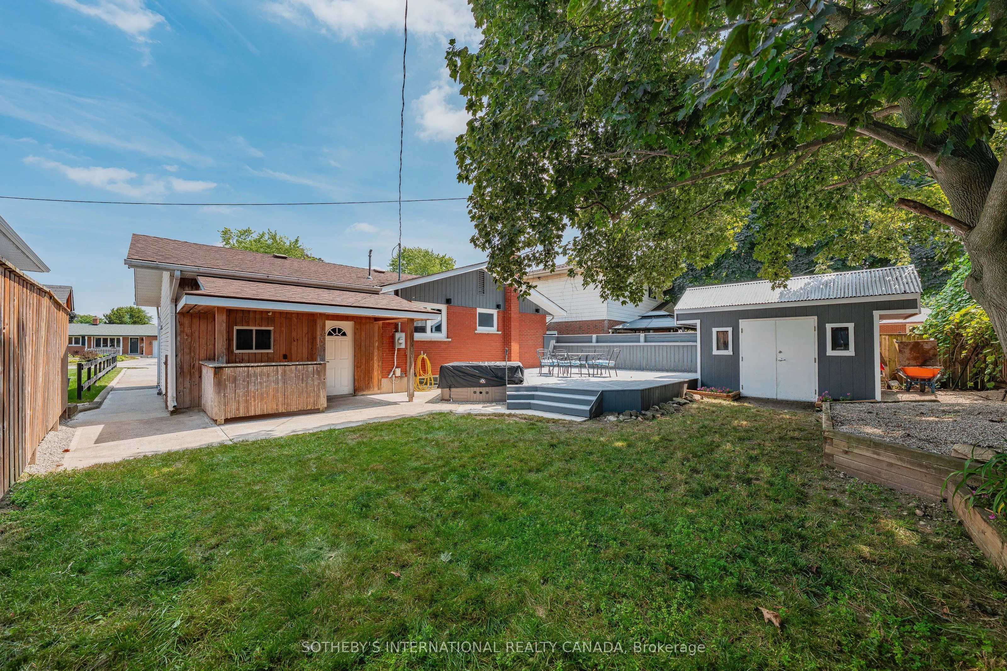 1679 Holley Crescent