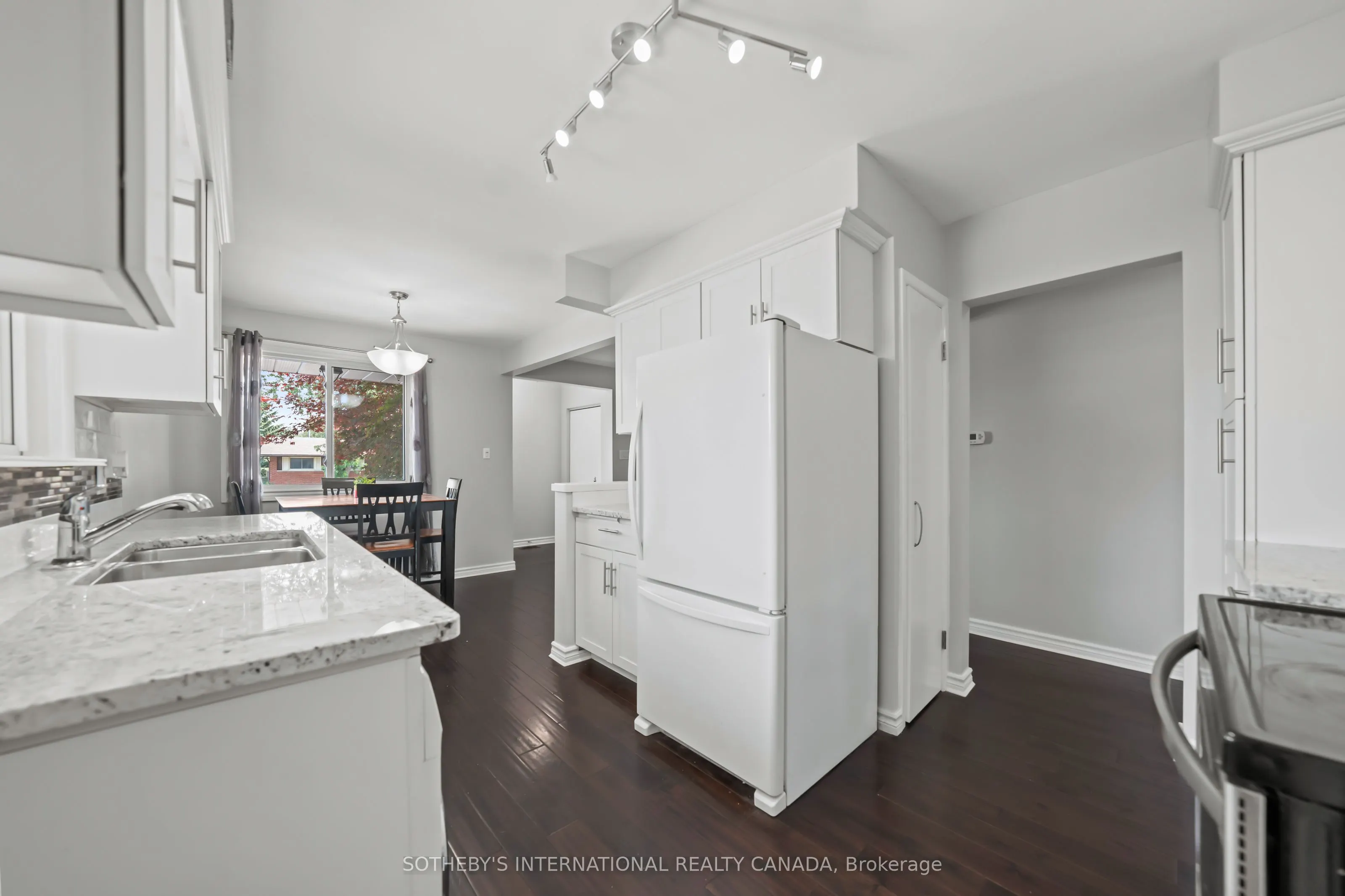 1679 Holley Crescent
