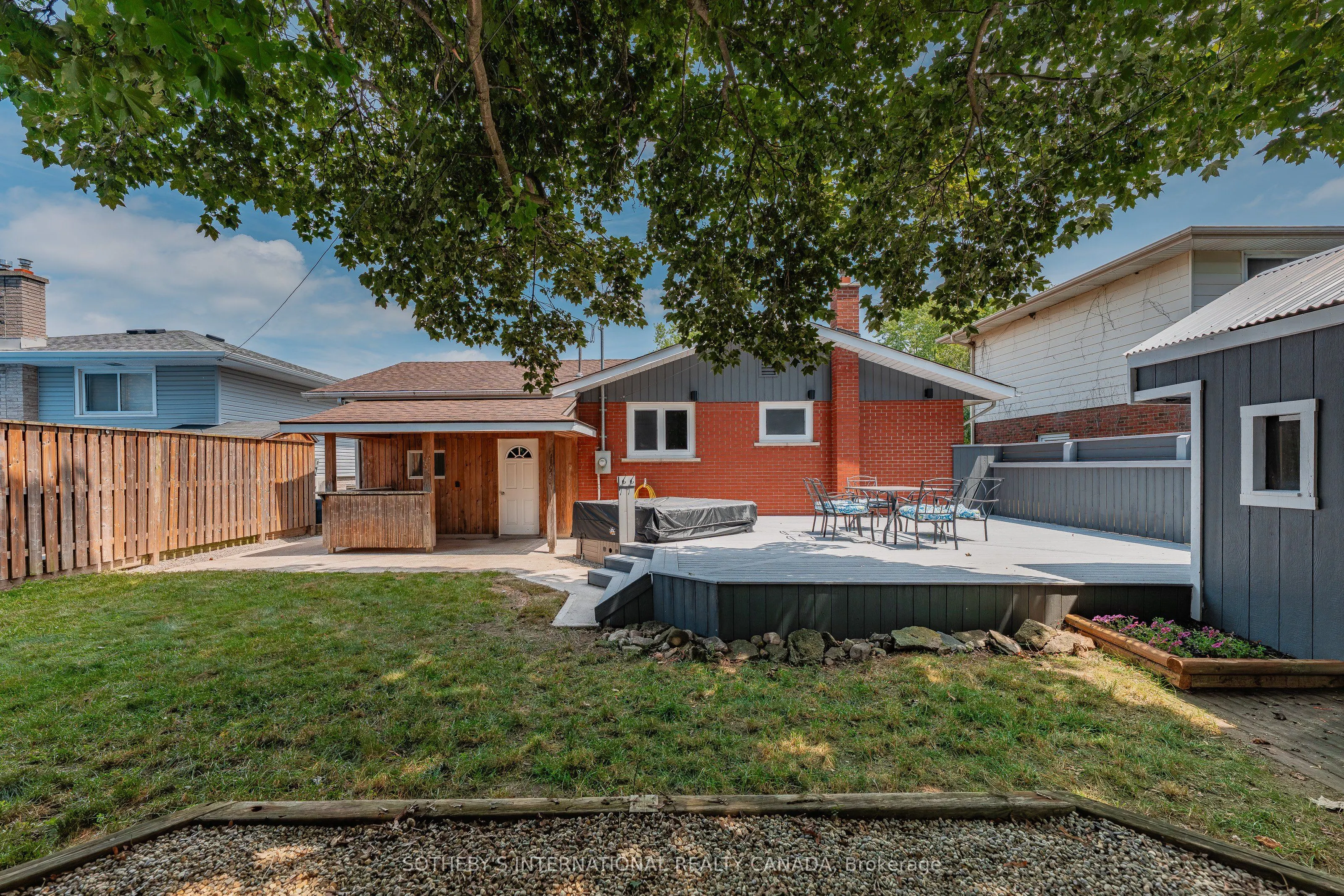 1679 Holley Crescent
