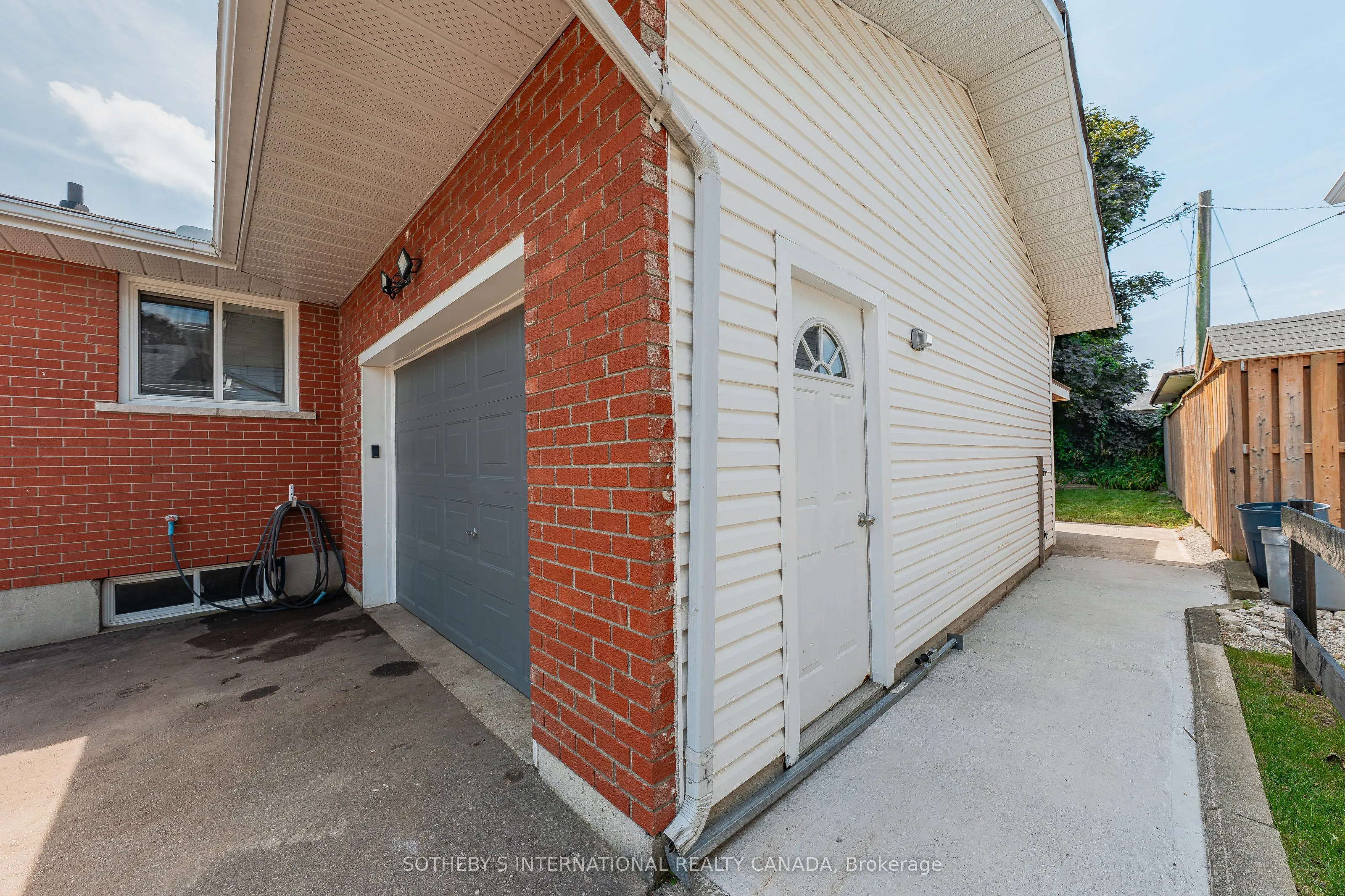 1679 Holley Crescent