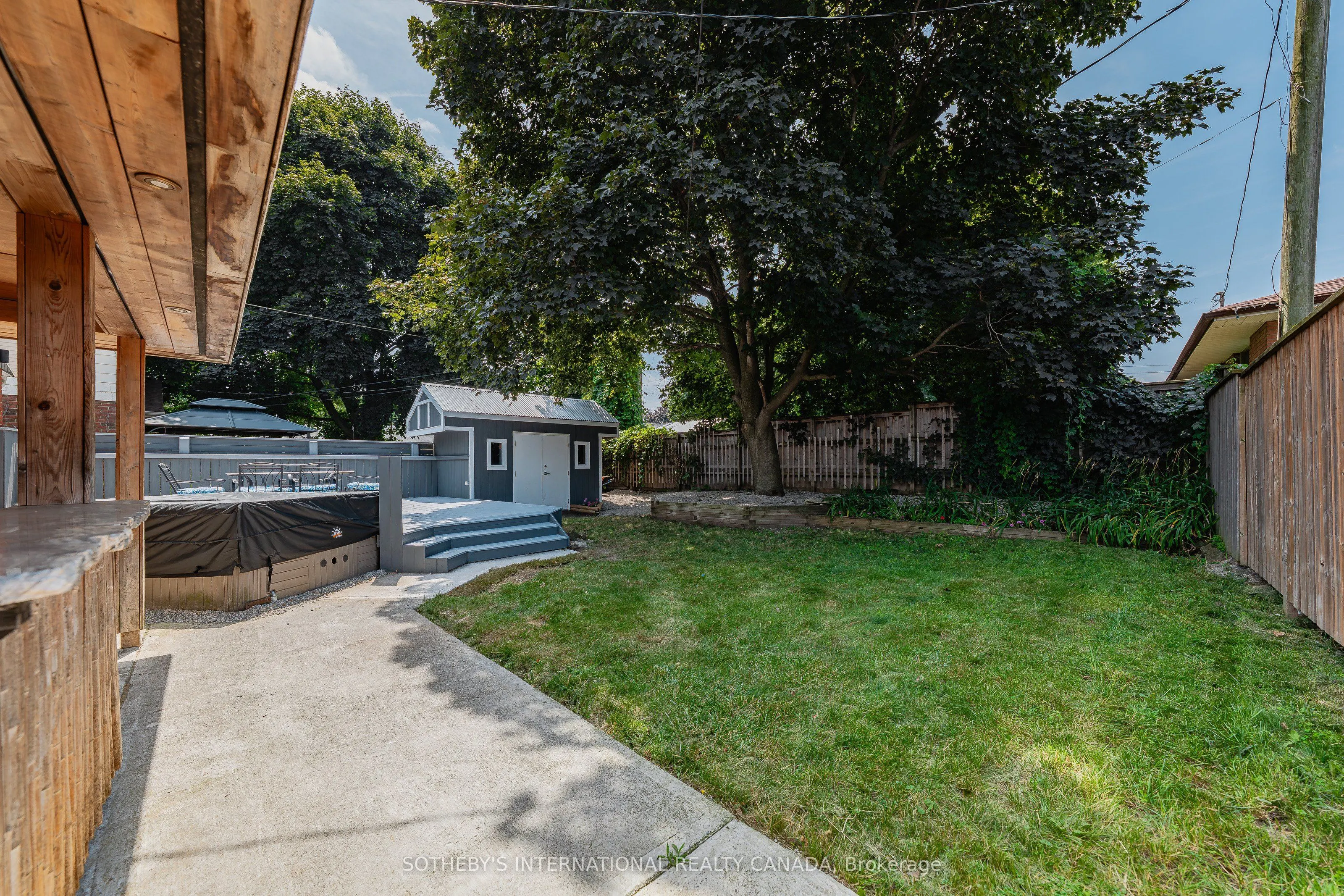 1679 Holley Crescent