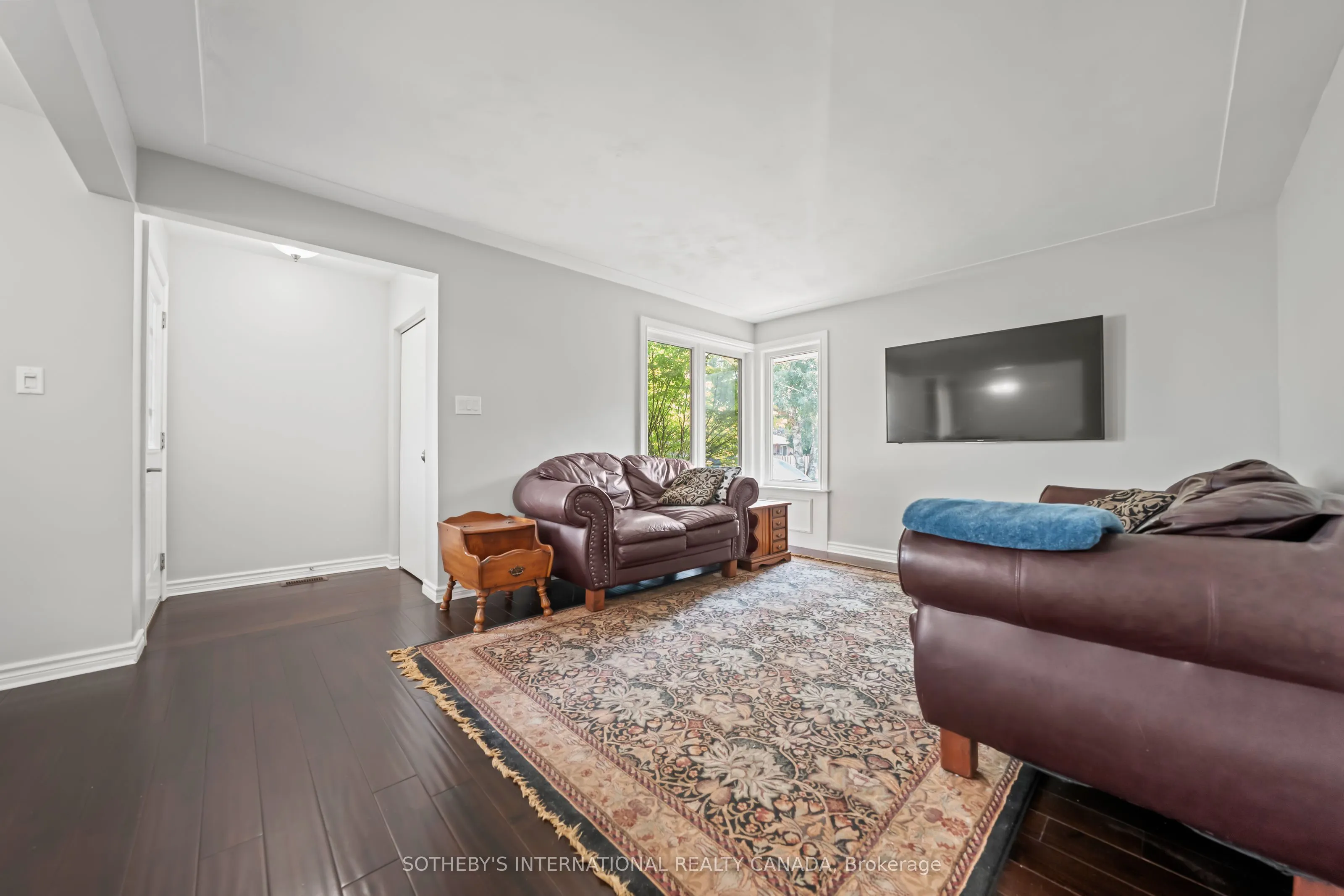 1679 Holley Crescent
