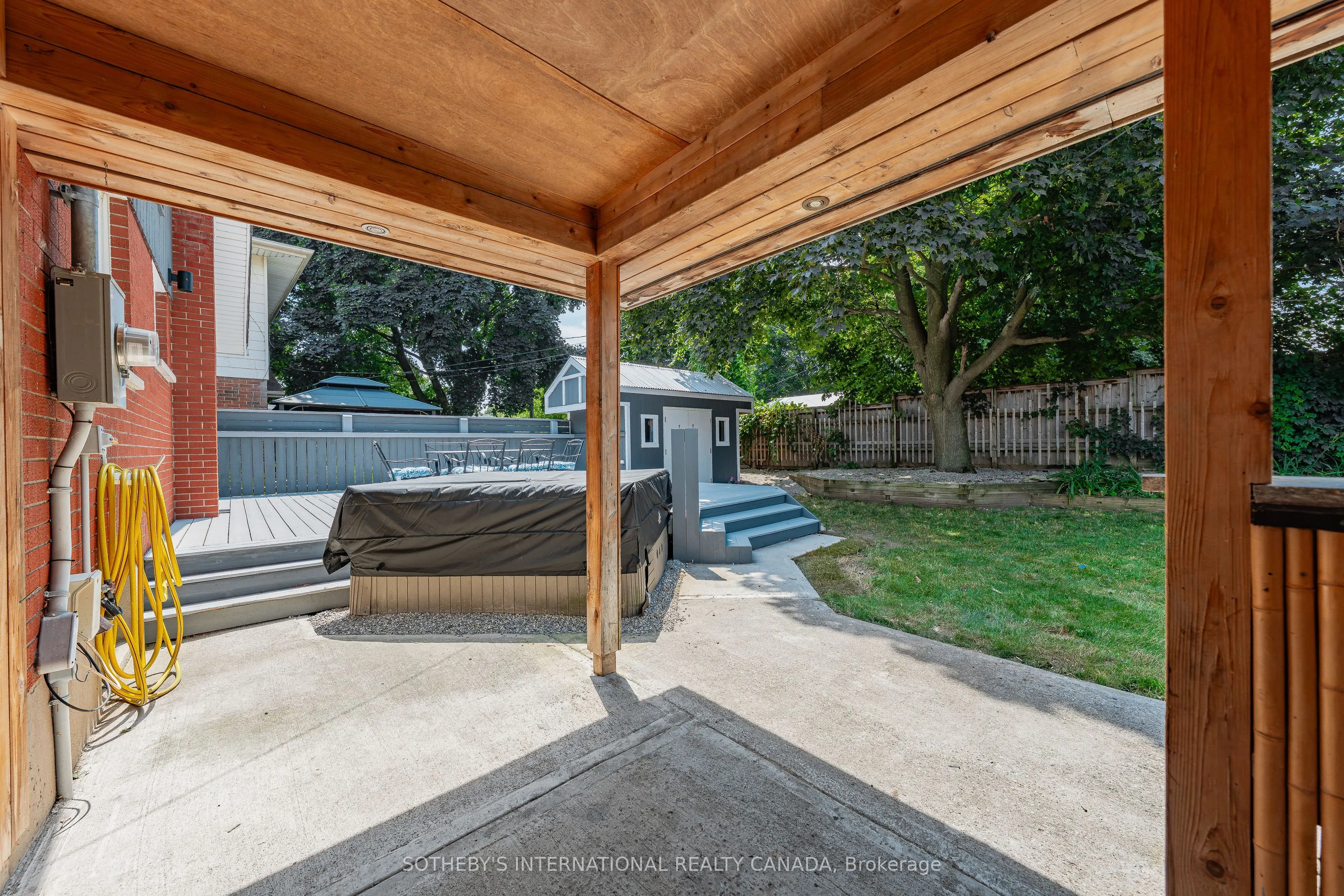 1679 Holley Crescent