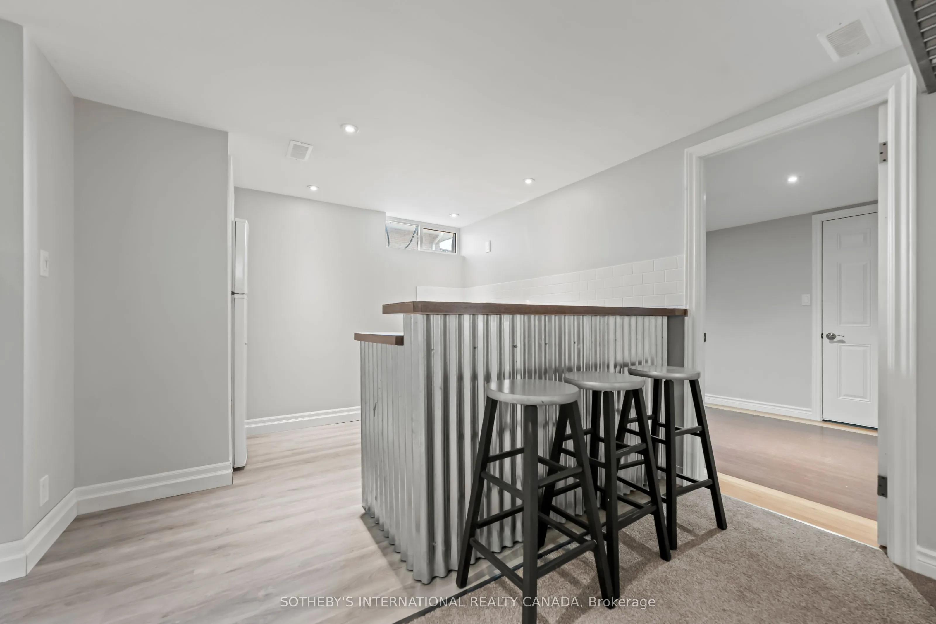 1679 Holley Crescent